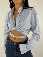 Chemise upcyclée dos nu à rayures bleues