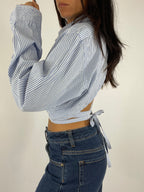 Chemise upcyclée dos nu à rayures bleues