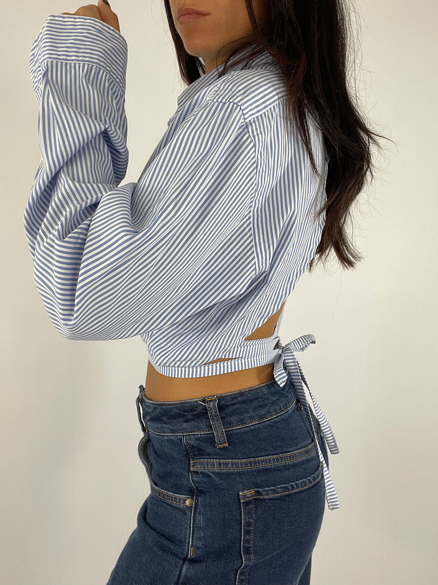 Chemise upcyclée dos nu à rayures bleues
