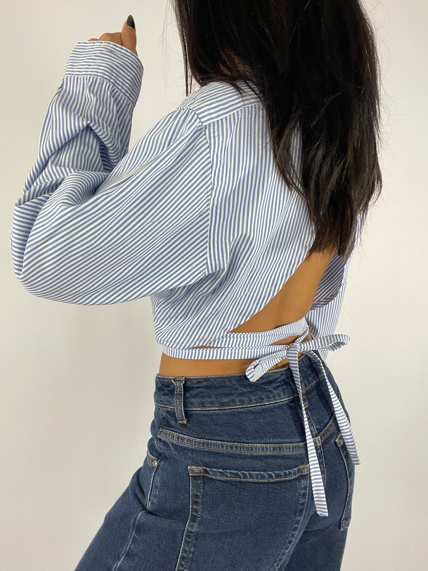 Chemise upcyclée dos nu à rayures bleues