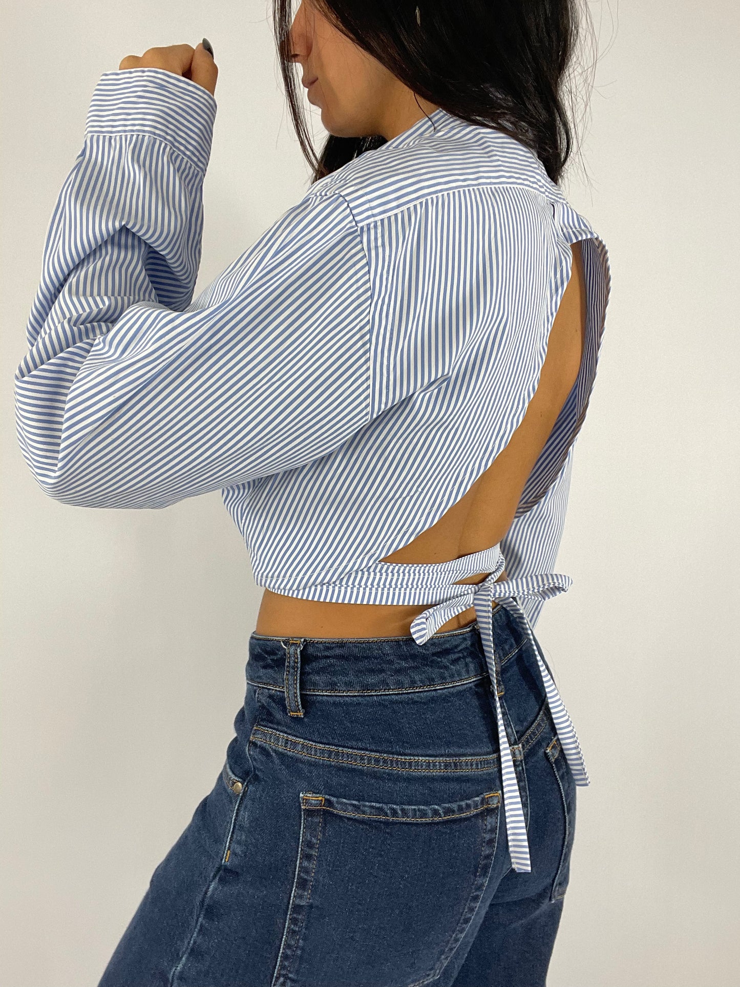 Chemise upcyclée dos nu à rayures bleues