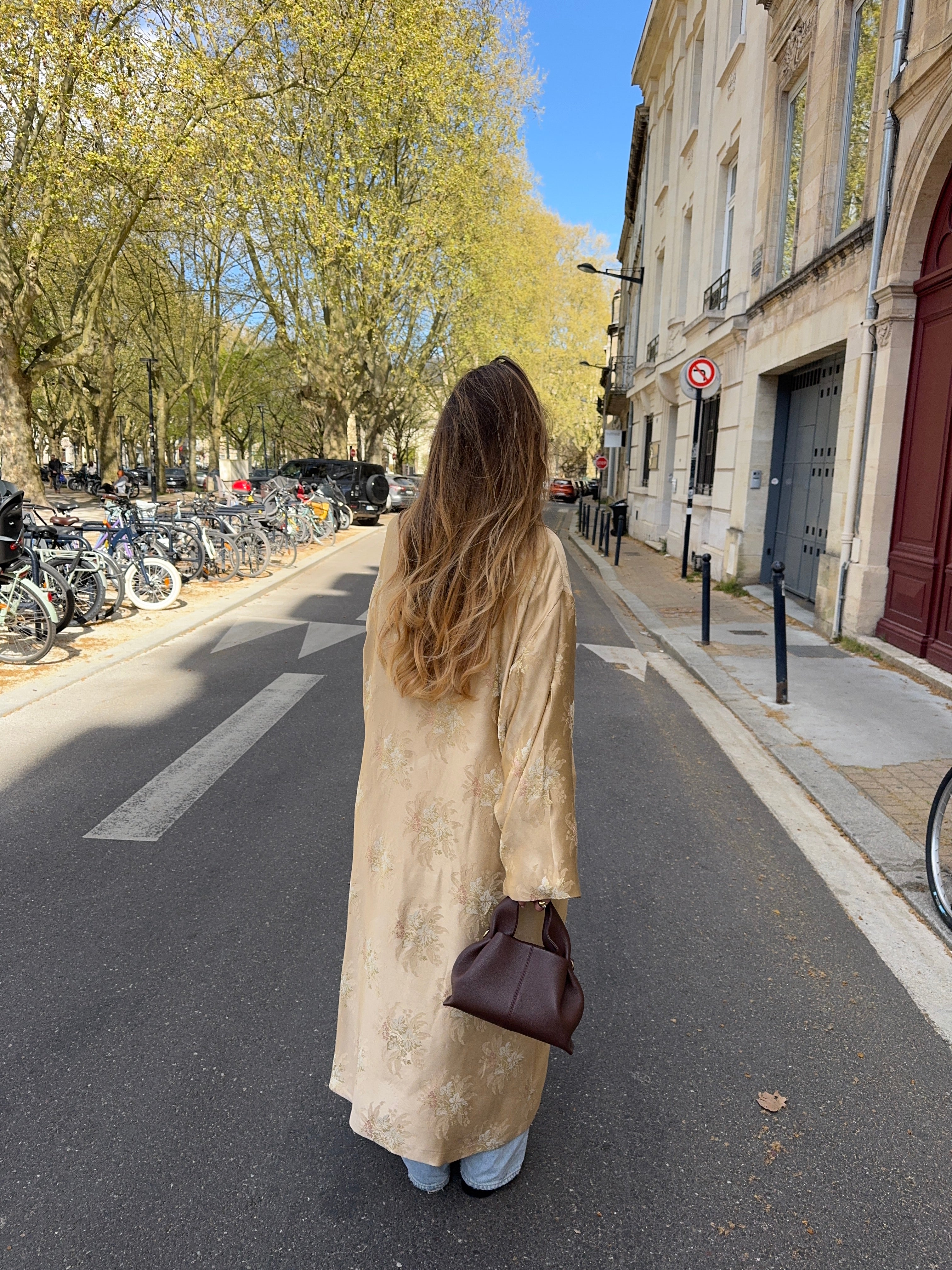 Manteau long upcyclé satiné doré à motifs vintage