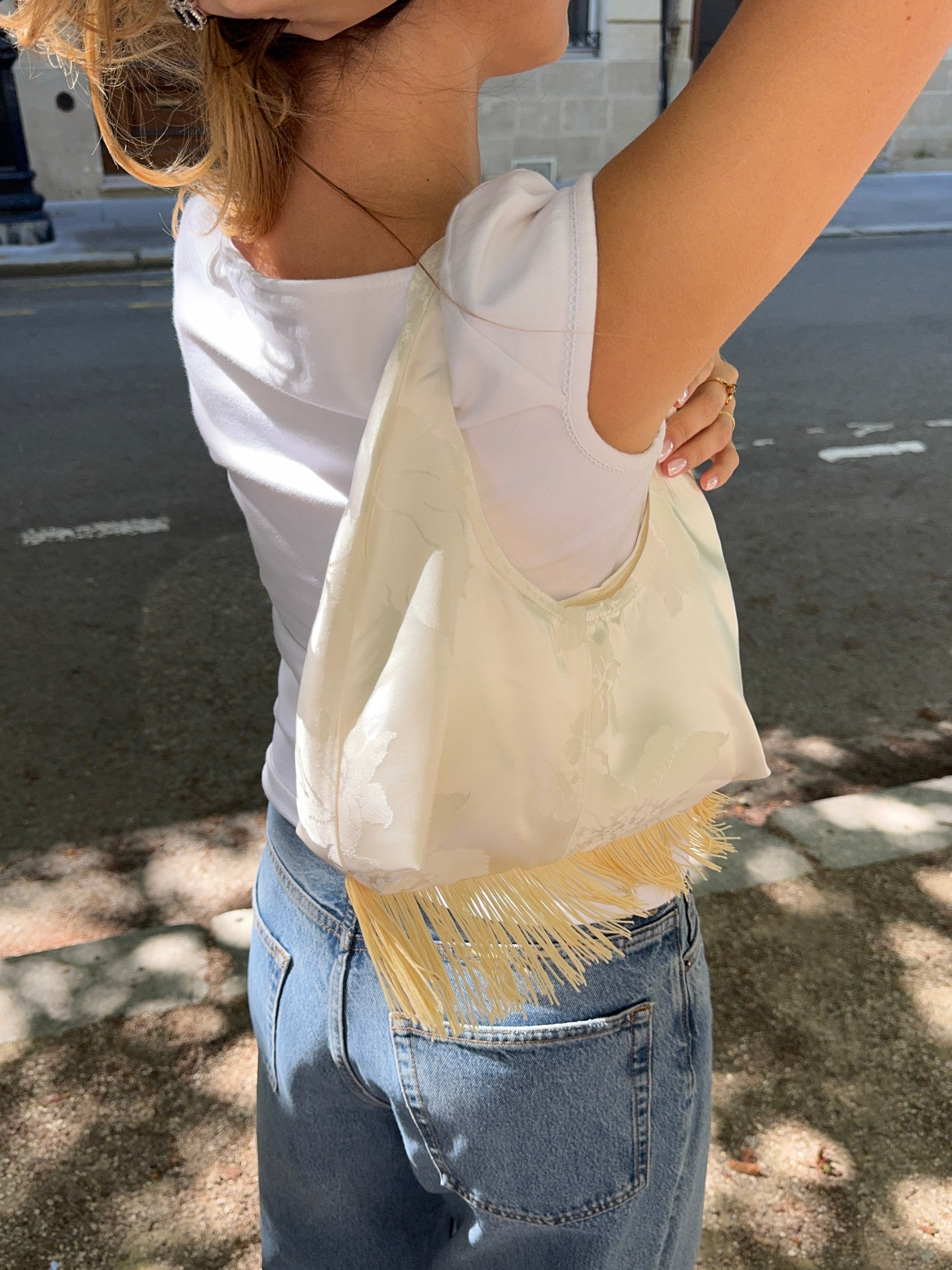 Sac upcyclé satiné écru à motifs et franges vintage - petit