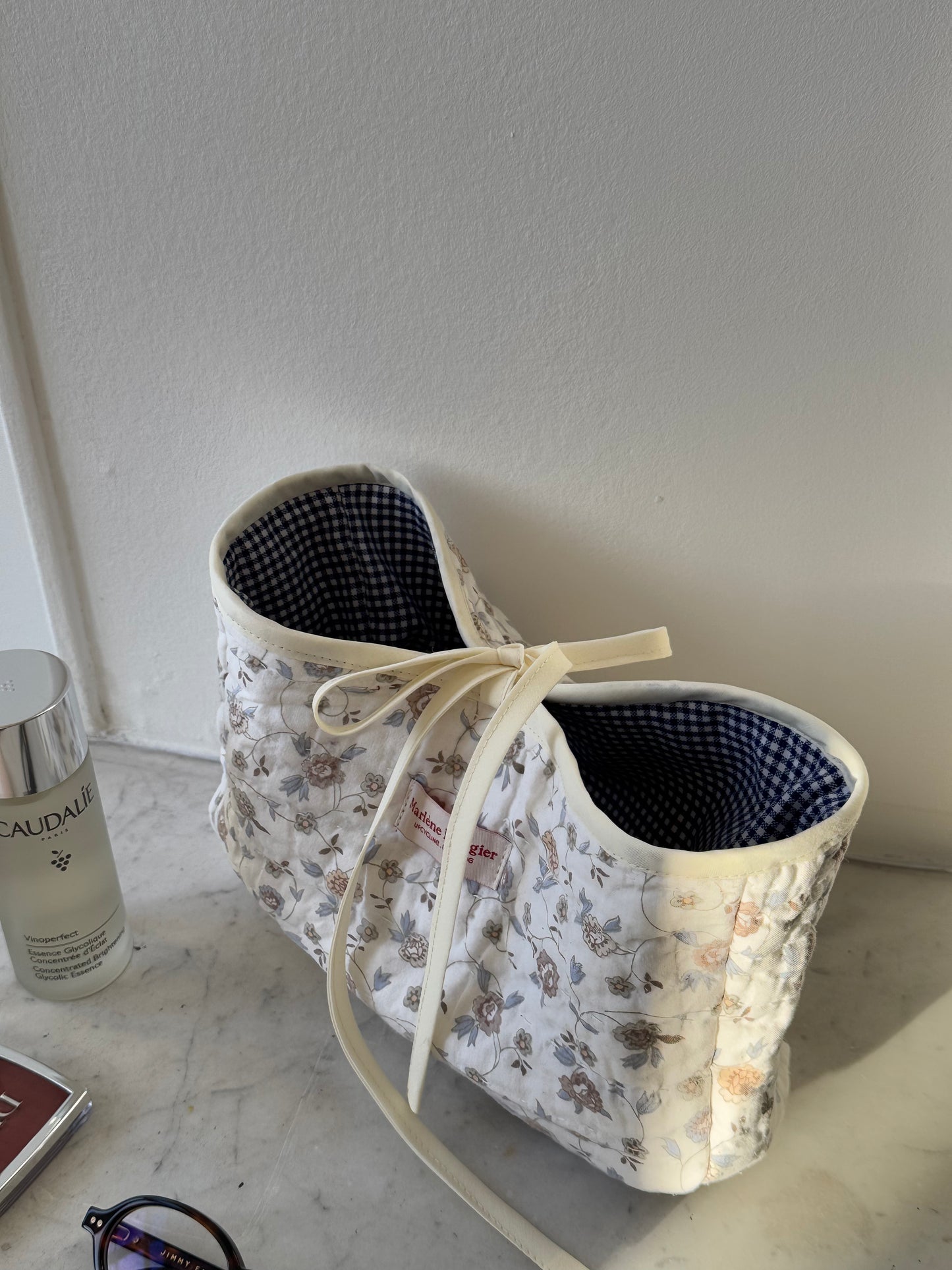 Trousse upcyclée matelassée blanche à fleurs