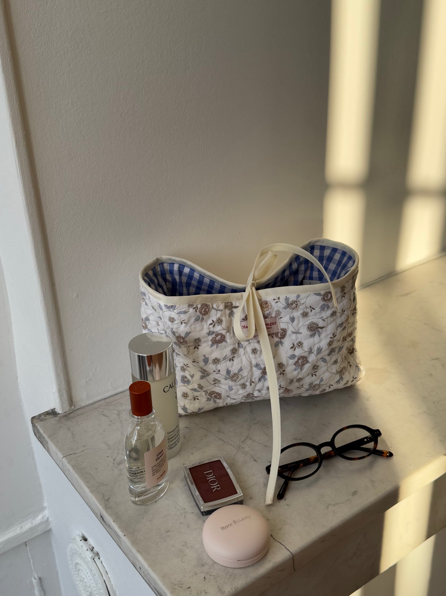 Trousse upcyclée matelassée blanche à fleurs