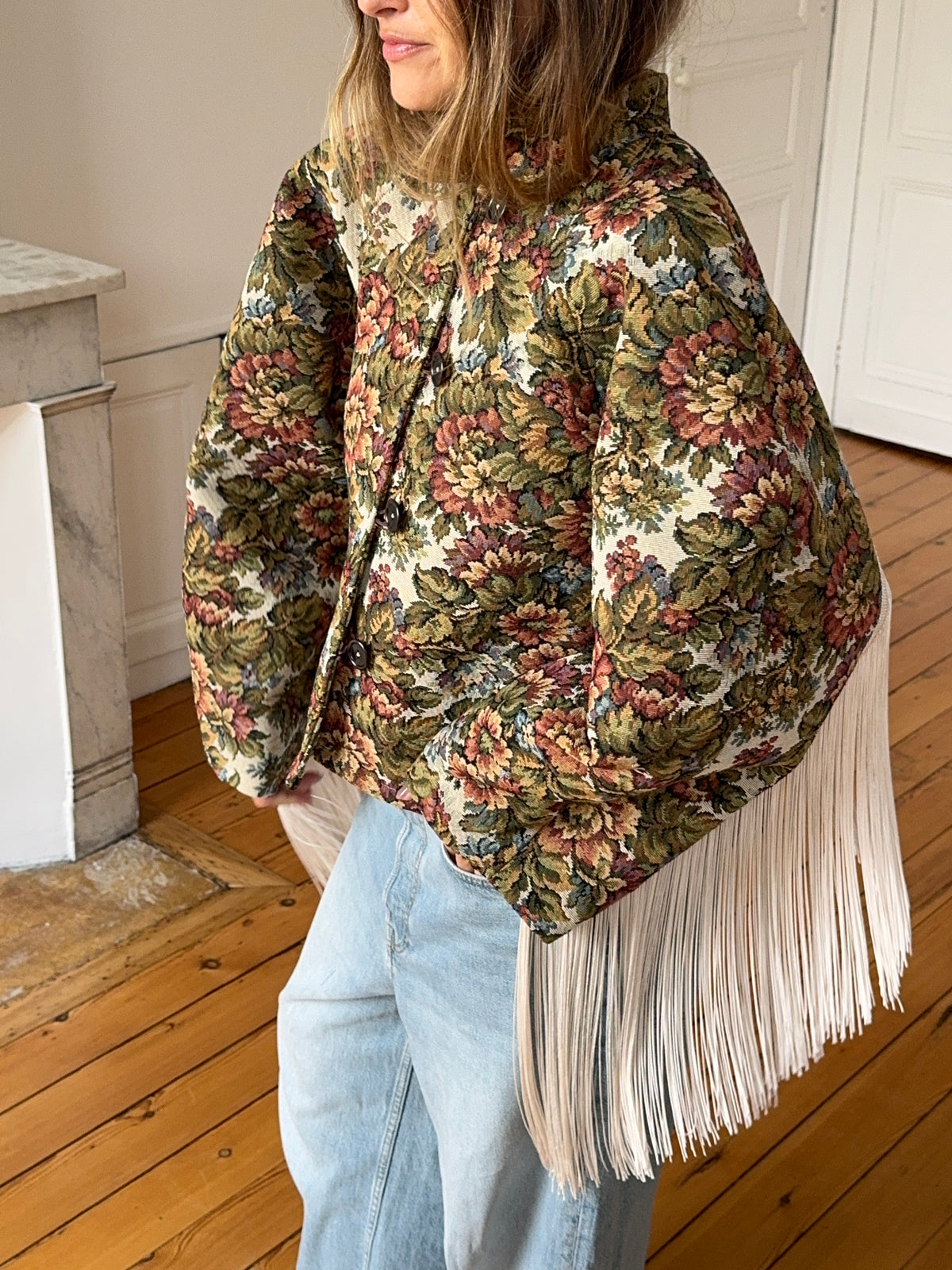 Veste upcyclée à fleurs et franges