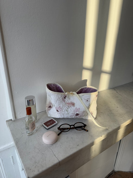 Trousse upcyclée matelassée blanche fleurie