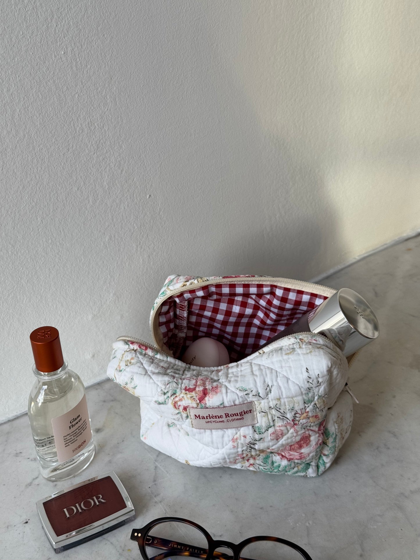 Trousse upcyclée matelassée blanche à fleurs