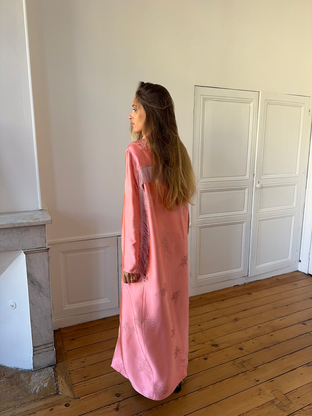 Veste longue upcyclée satinée rose et franges - S/M