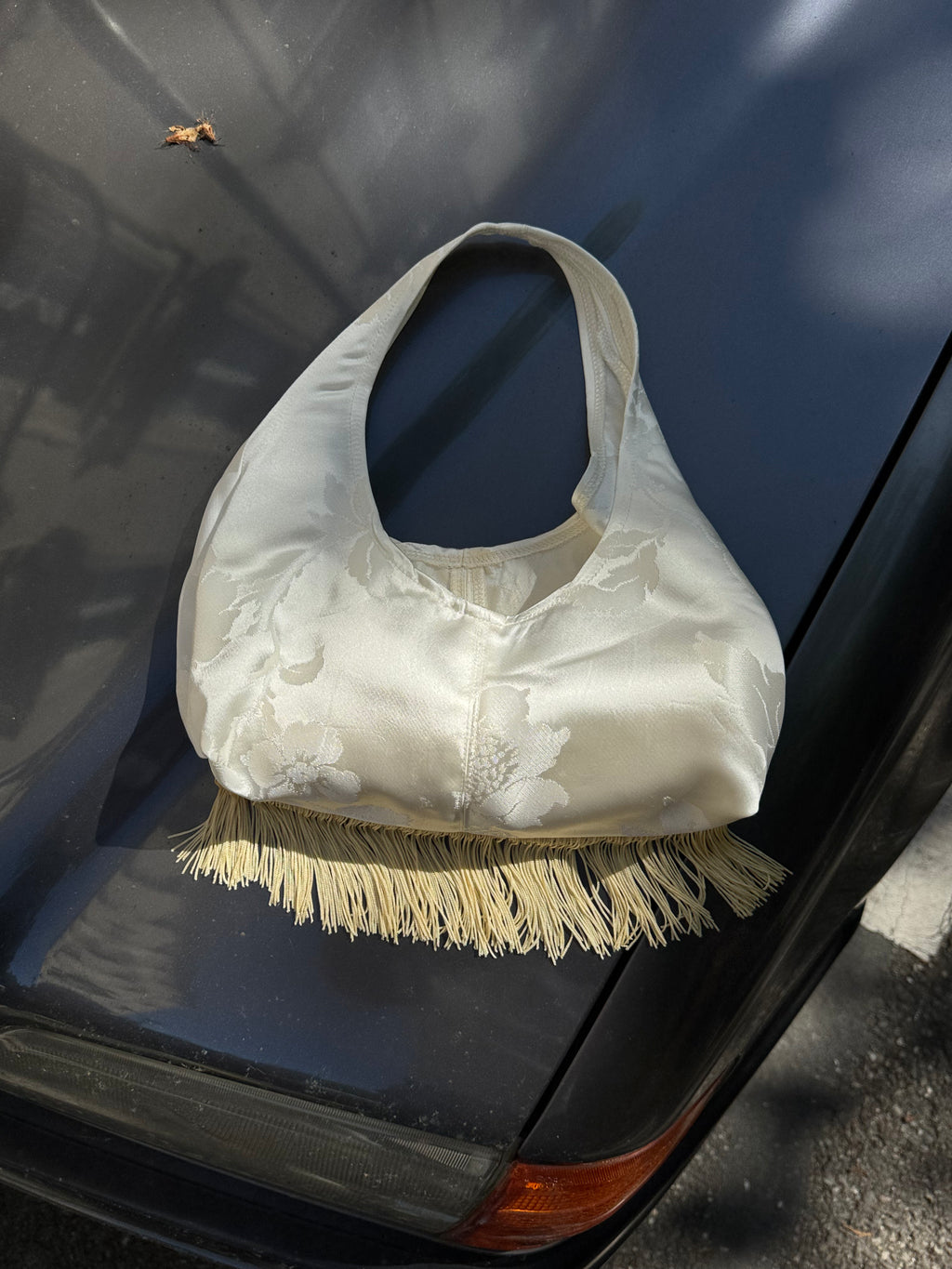 Sac upcyclé satiné écru à motifs et franges vintage - petit