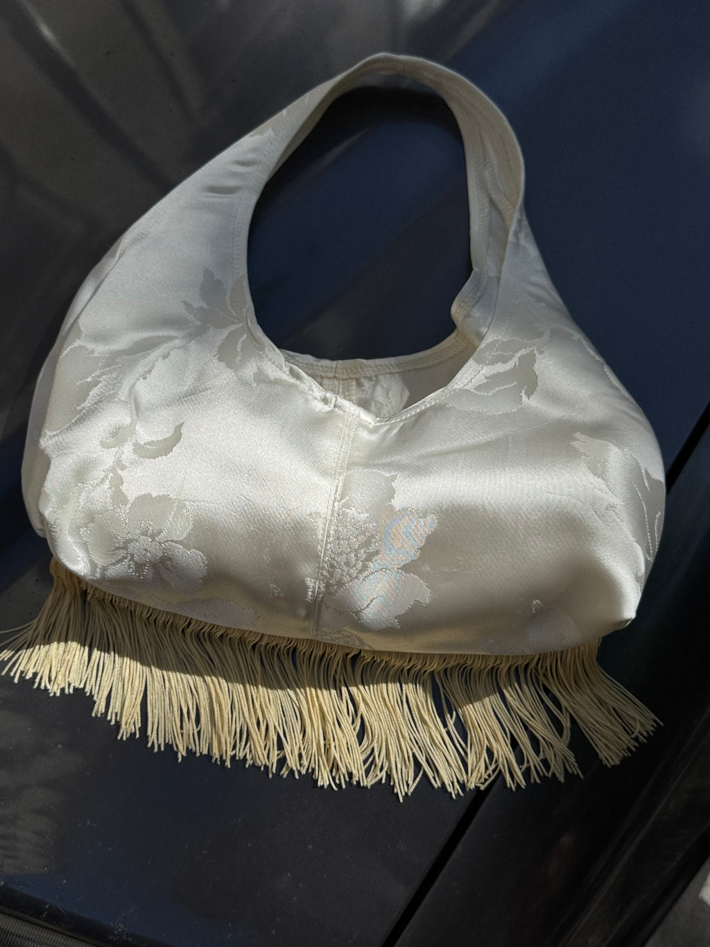 Sac upcyclé satiné écru à motifs et franges vintage - petit