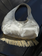 Sac upcyclé satiné écru à motifs et franges vintage - petit