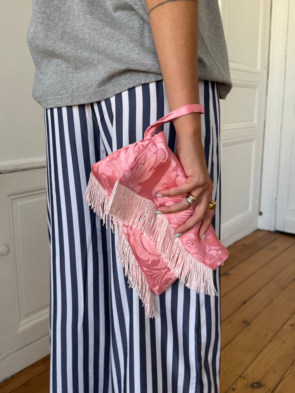 Pochette upcyclée satinée rose et franges