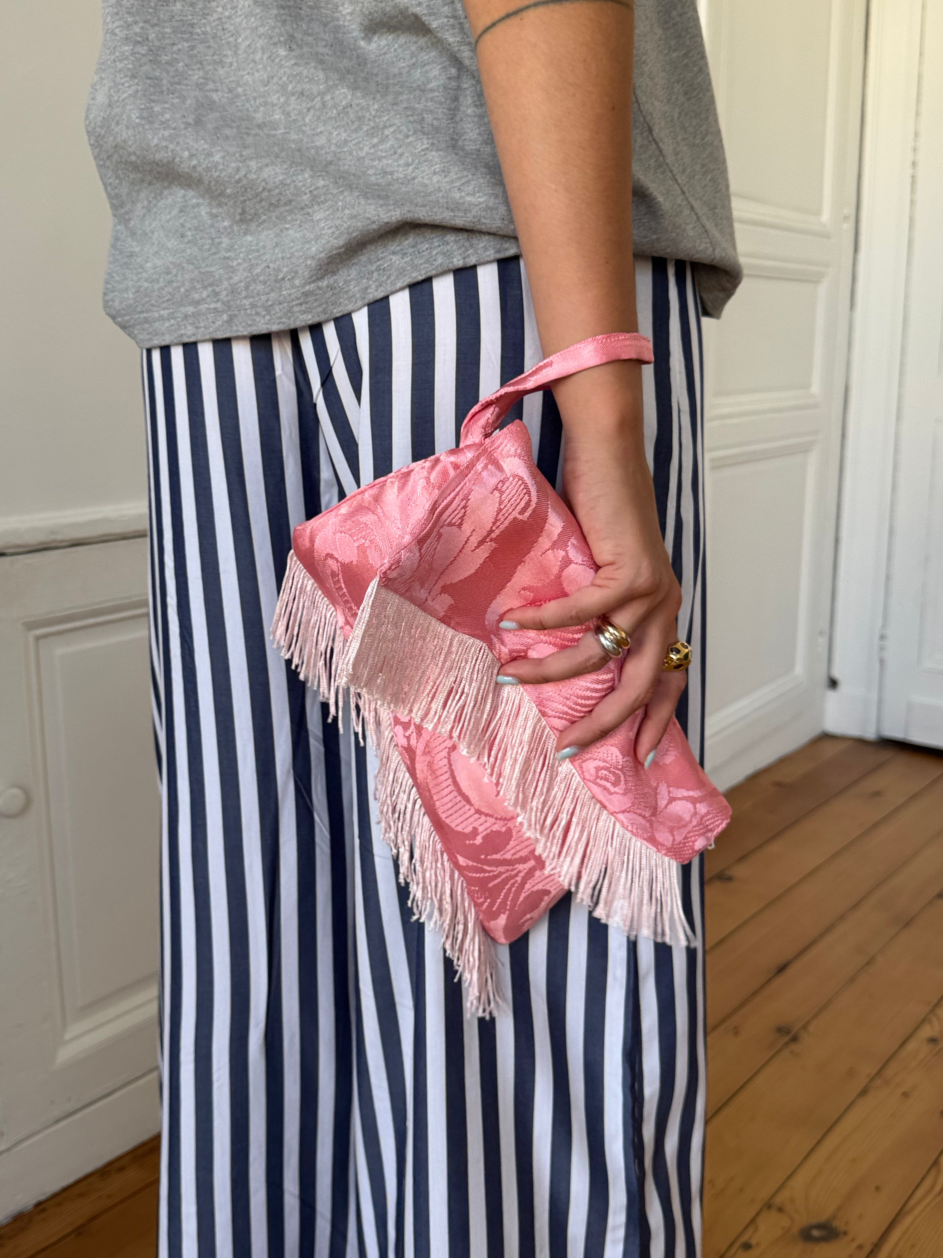 Pochette upcyclée satinée rose et franges