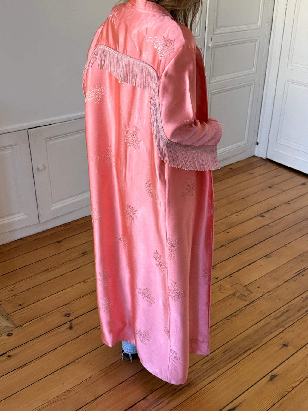 Veste longue upcyclée satinée rose et franges - S/M