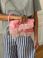 Pochette upcyclée satinée rose et franges