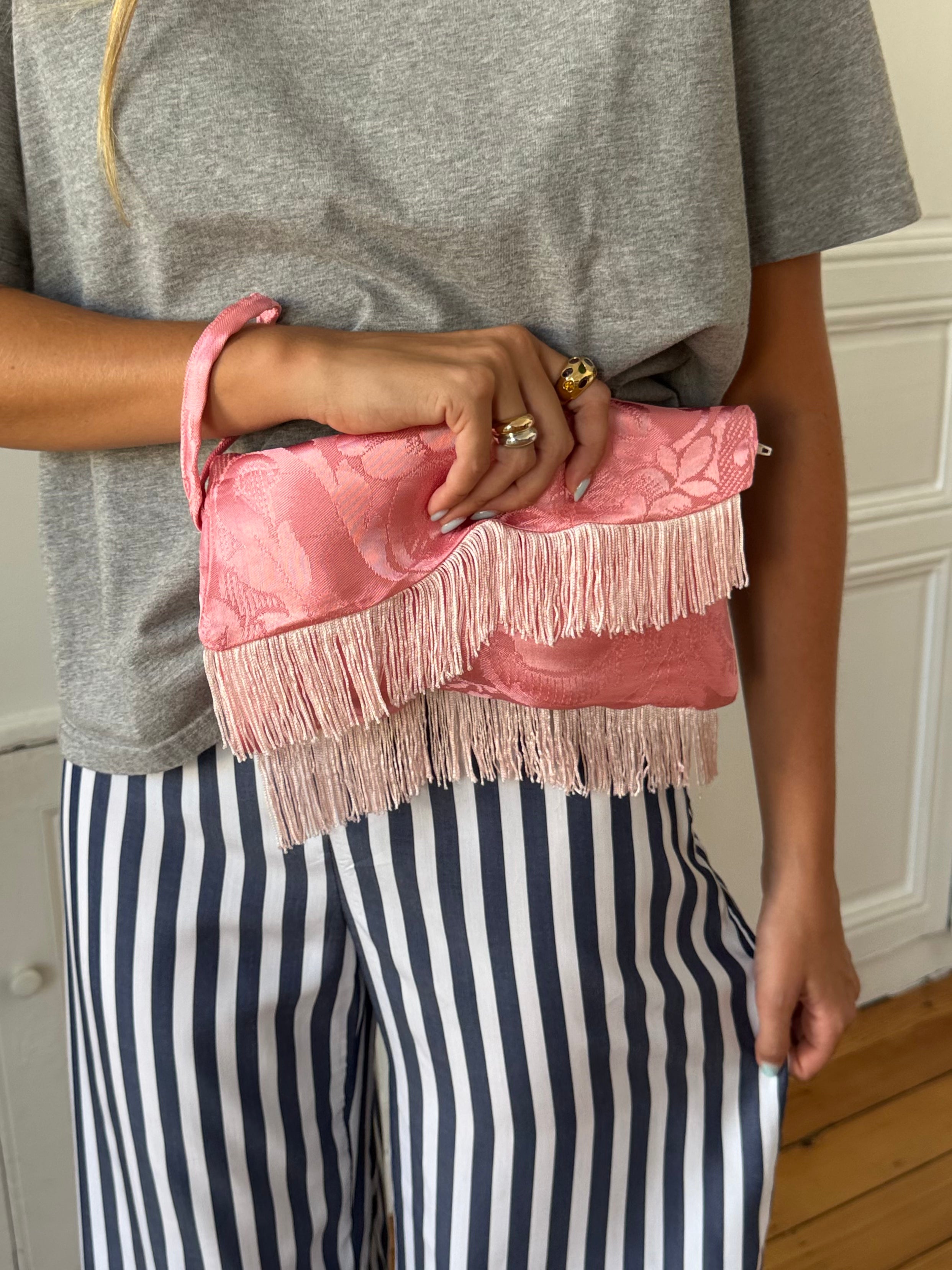 Pochette upcyclée satinée rose et franges