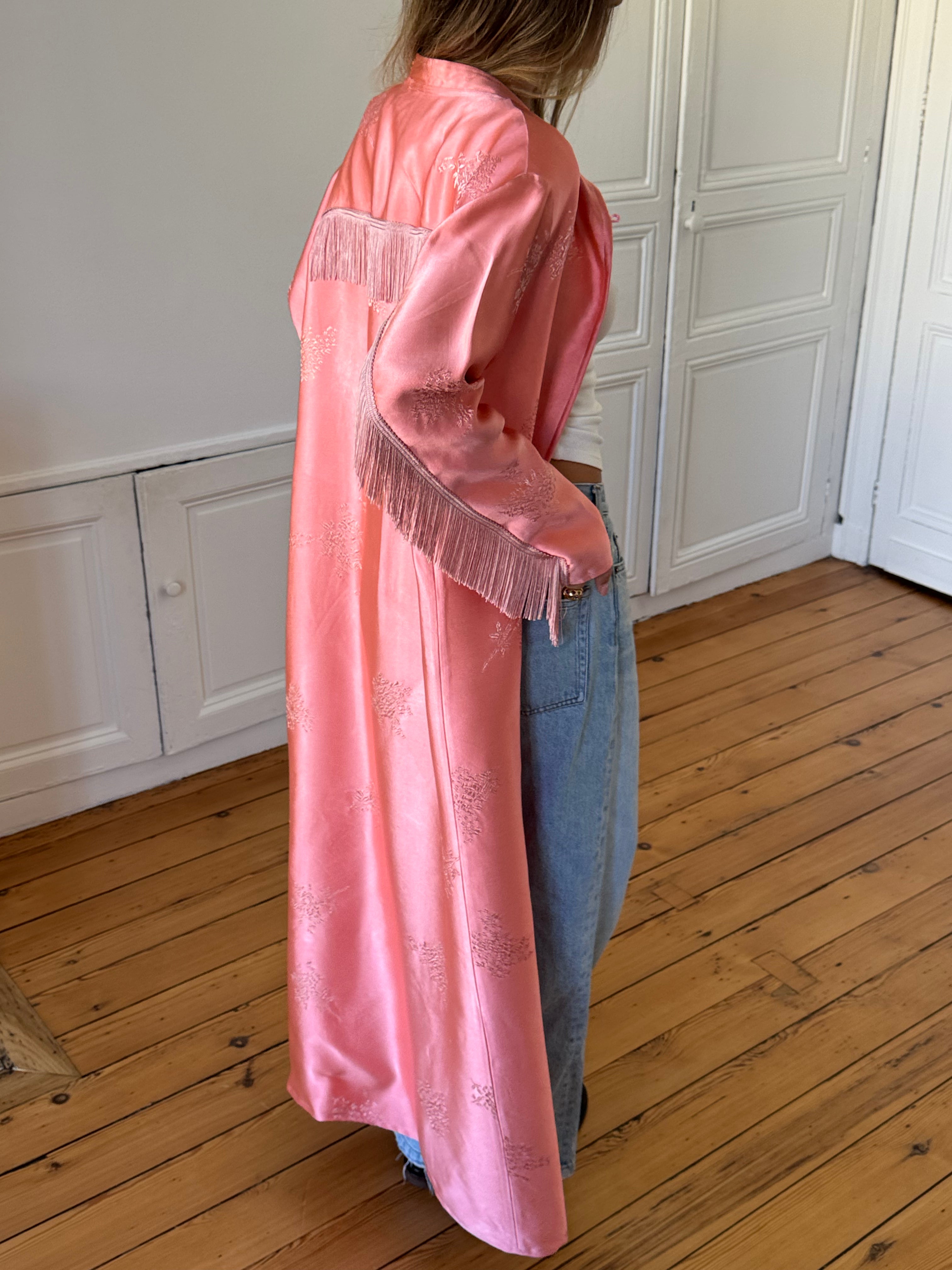 Veste longue upcyclée satinée rose et franges - S/M