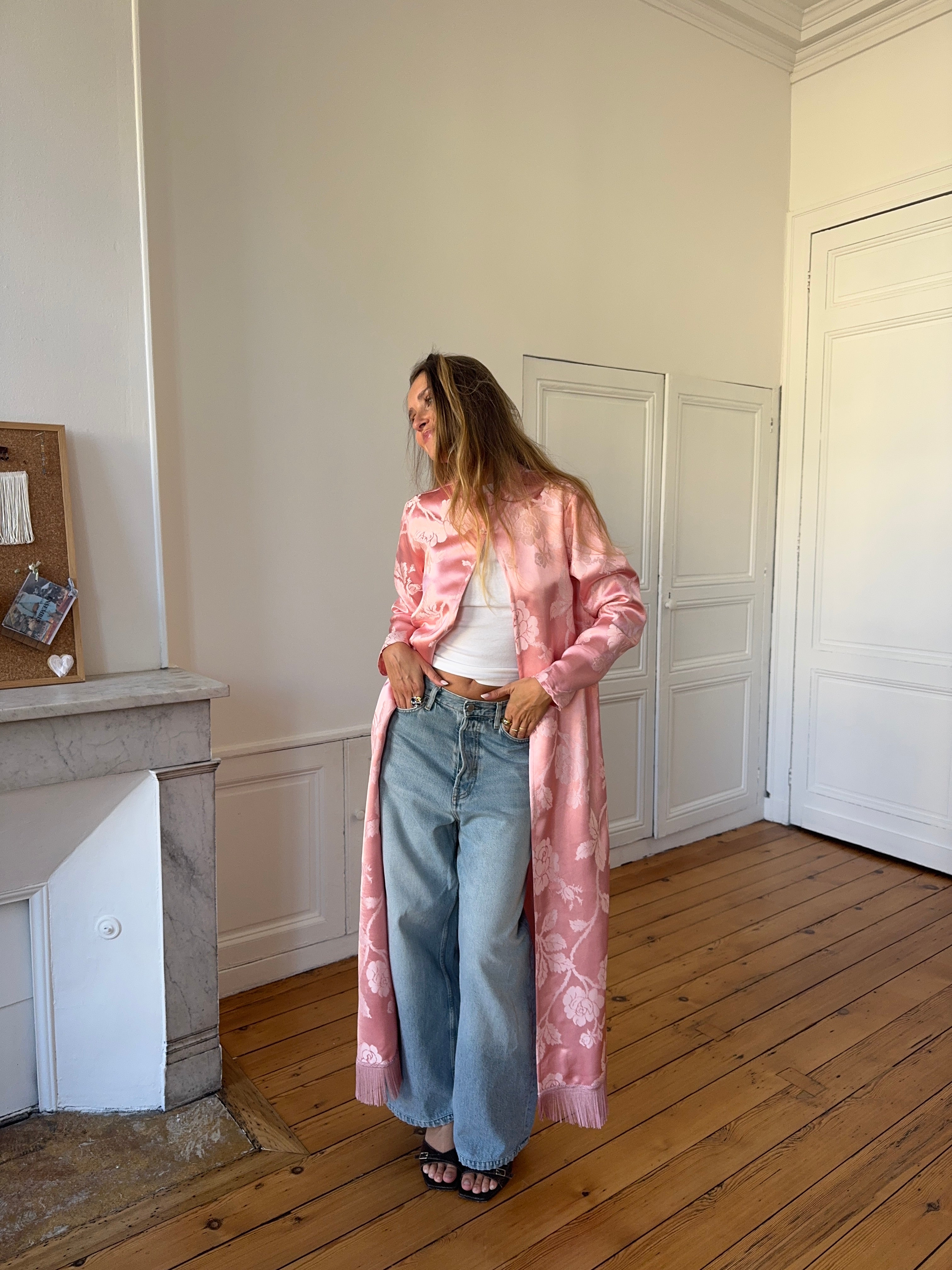 Veste longue upcyclée satinée rose et franges - S
