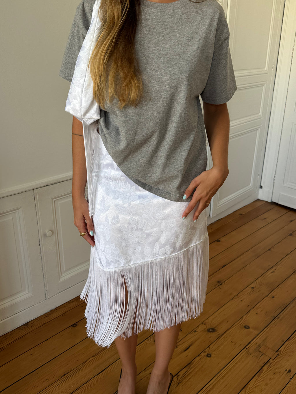 Jupe longue upcyclée satinée blanche et franges