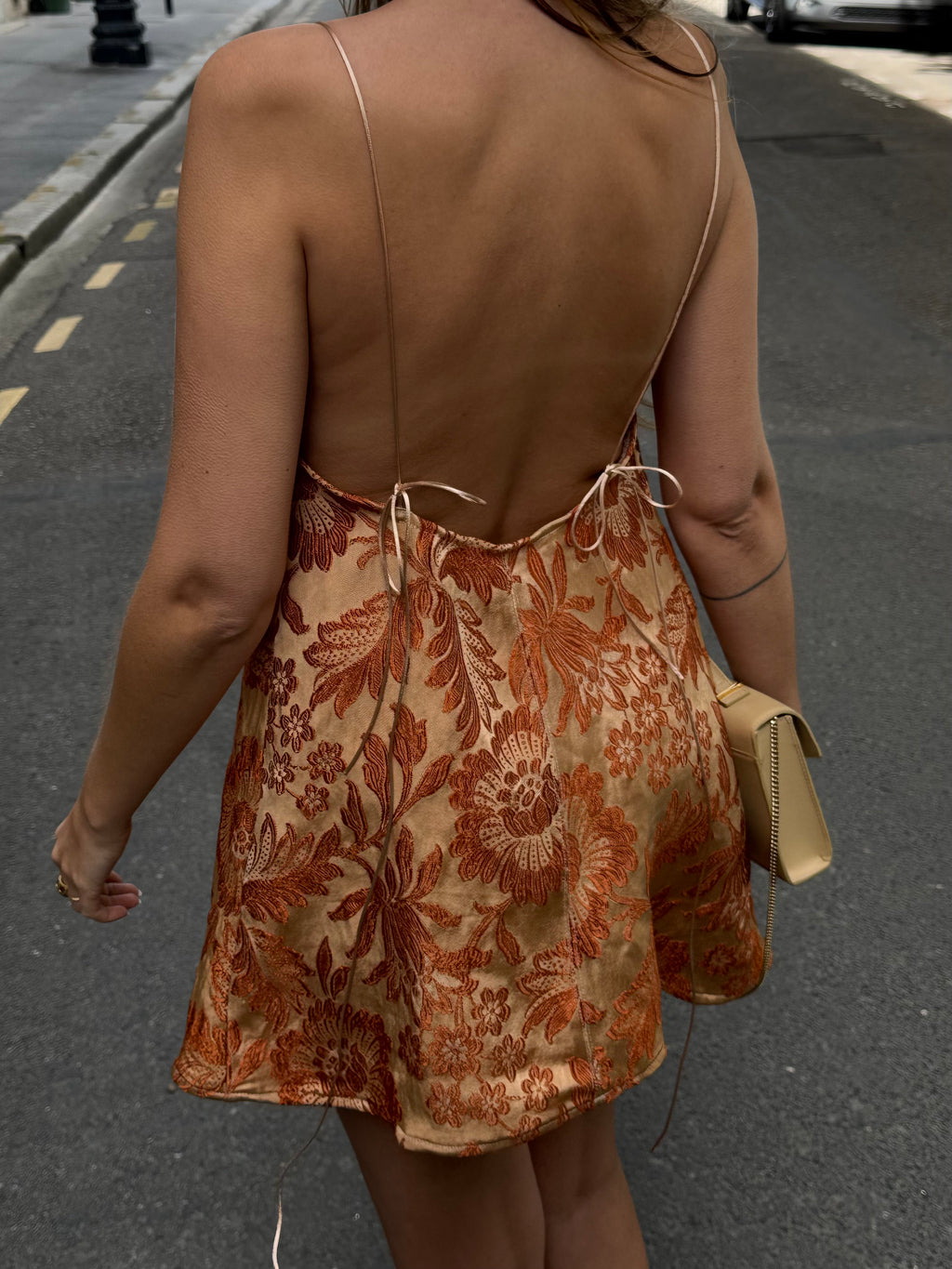 Robe dos nu upcyclée orange clair à motifs vintage
