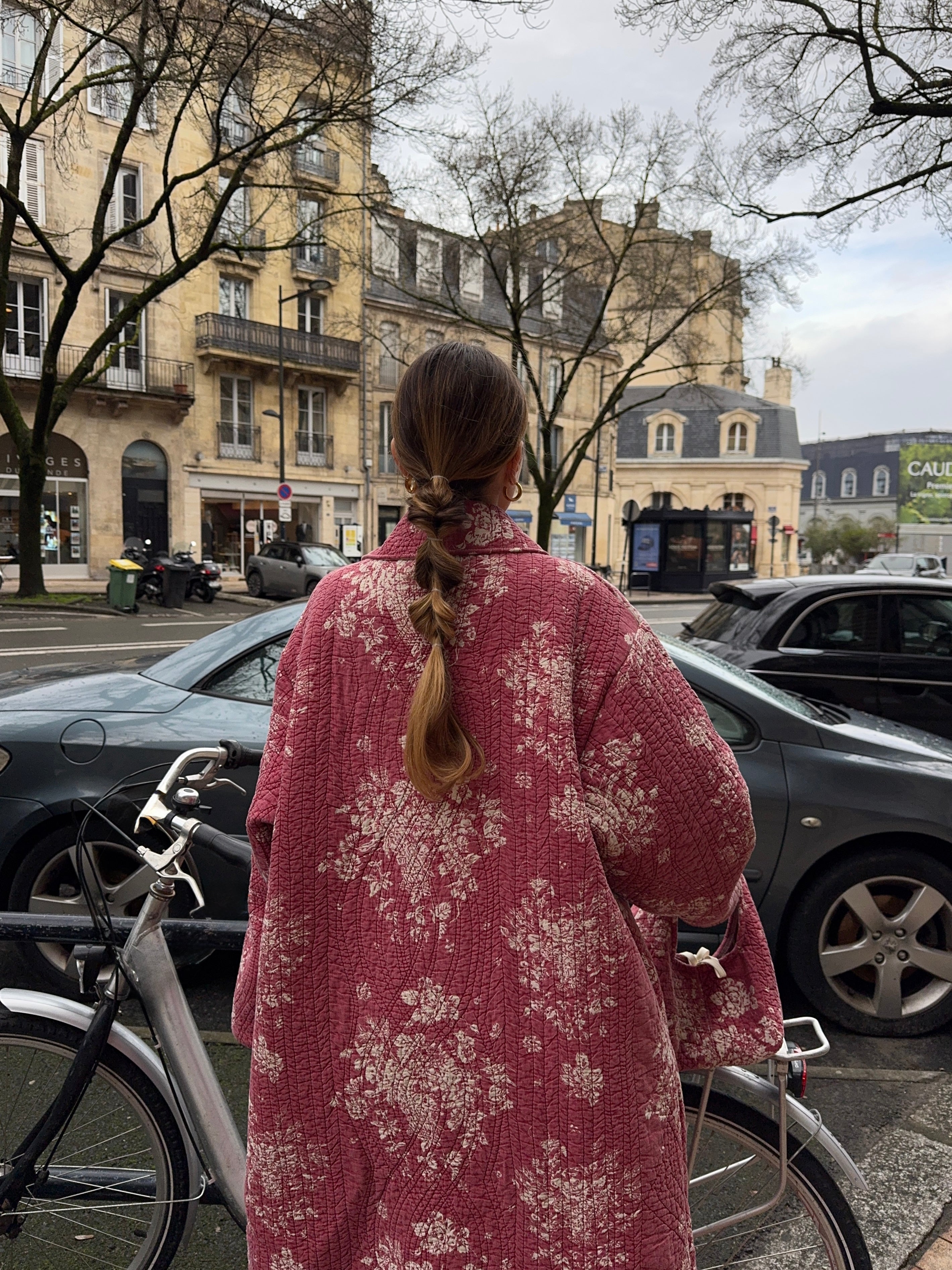 Manteau long upcyclé matelassé rouge à motifs vintage