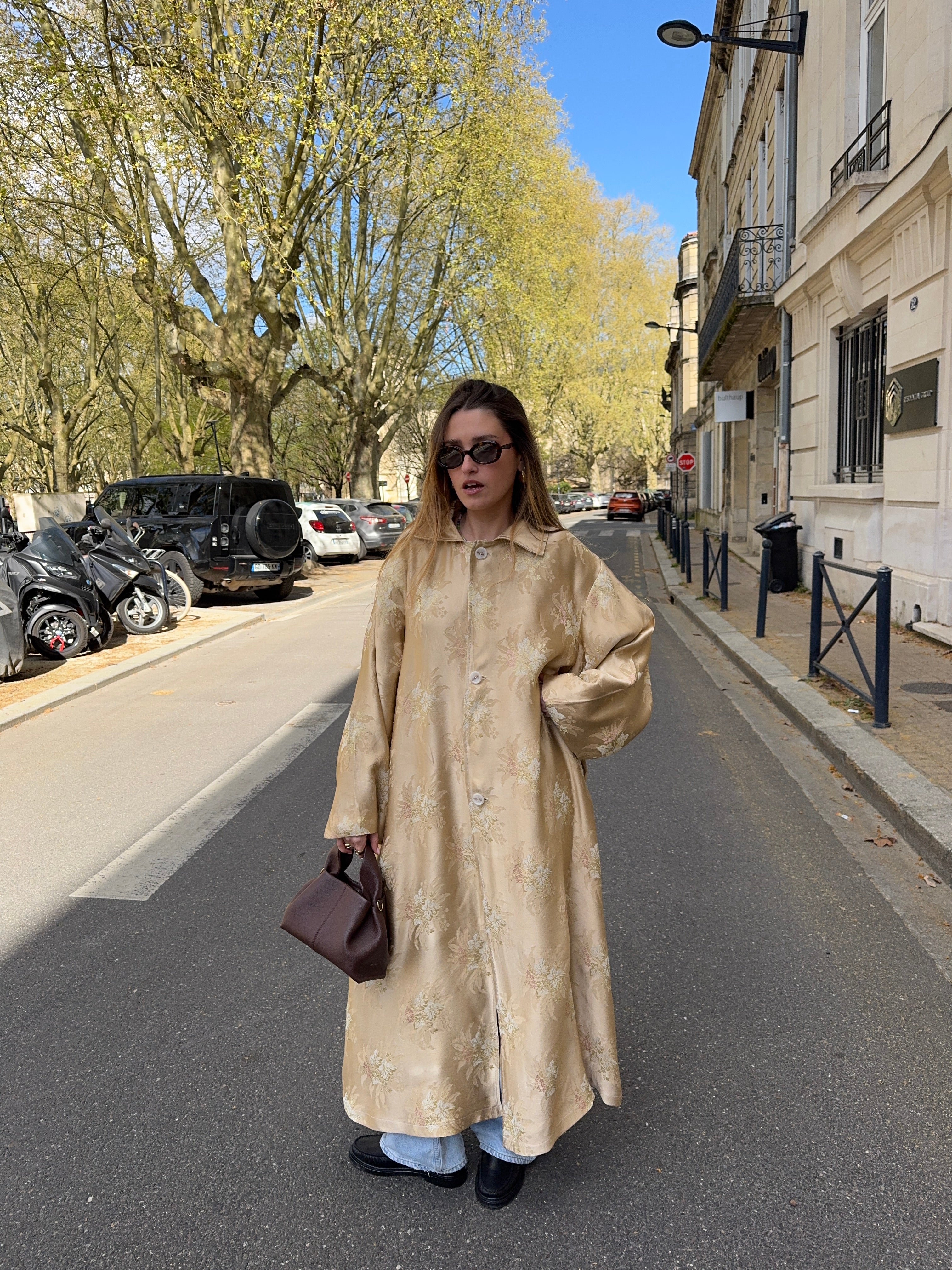Manteau long upcyclé satiné doré à motifs vintage
