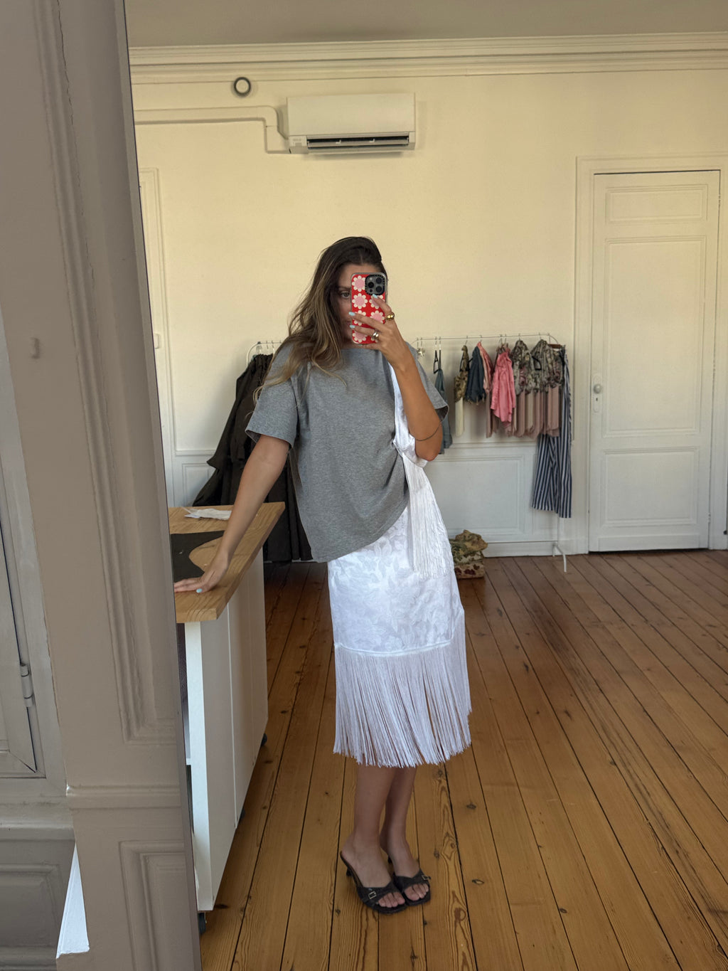 Jupe longue upcyclée satinée blanche et franges