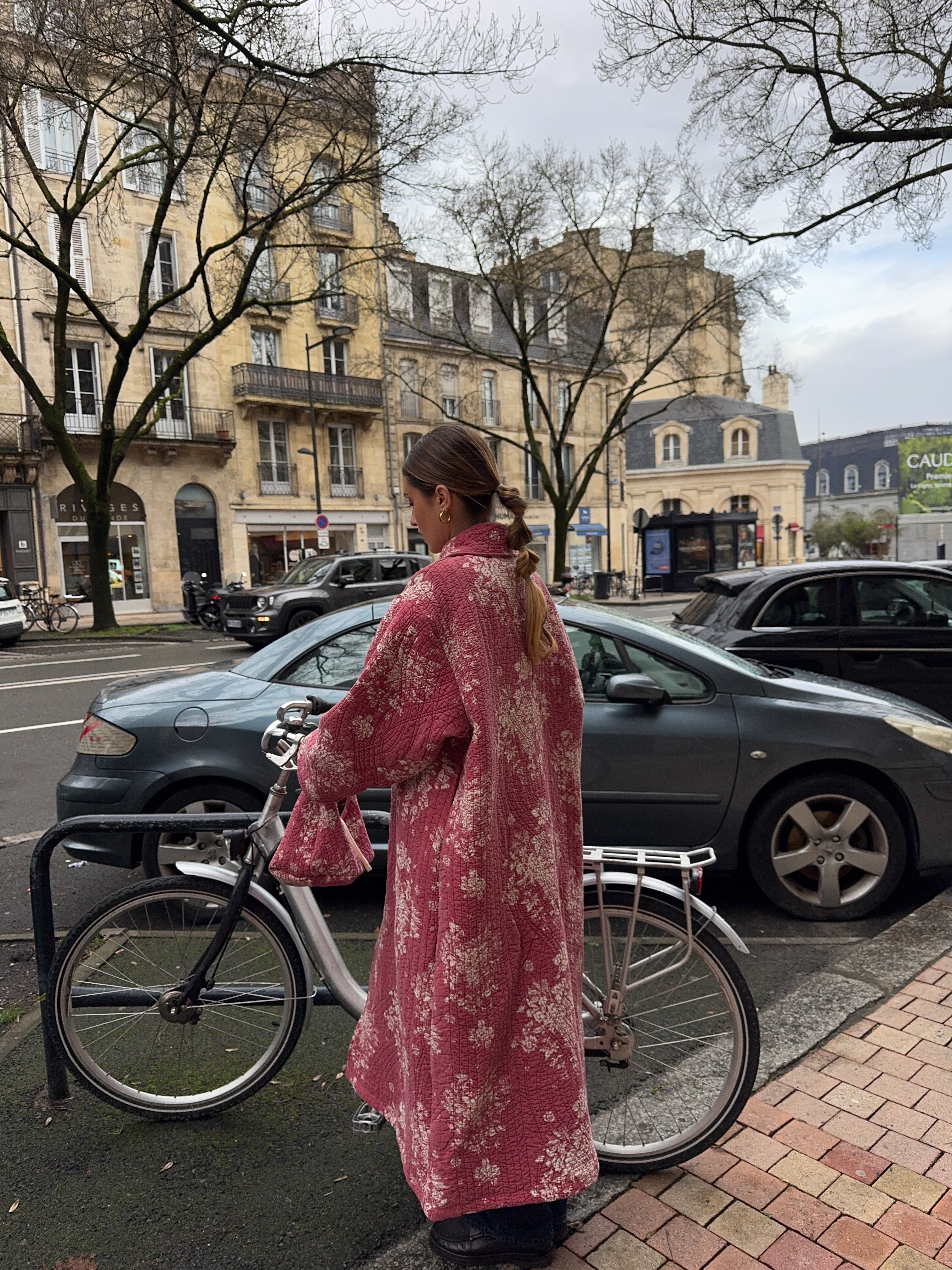 Manteau long upcyclé matelassé rouge à motifs vintage