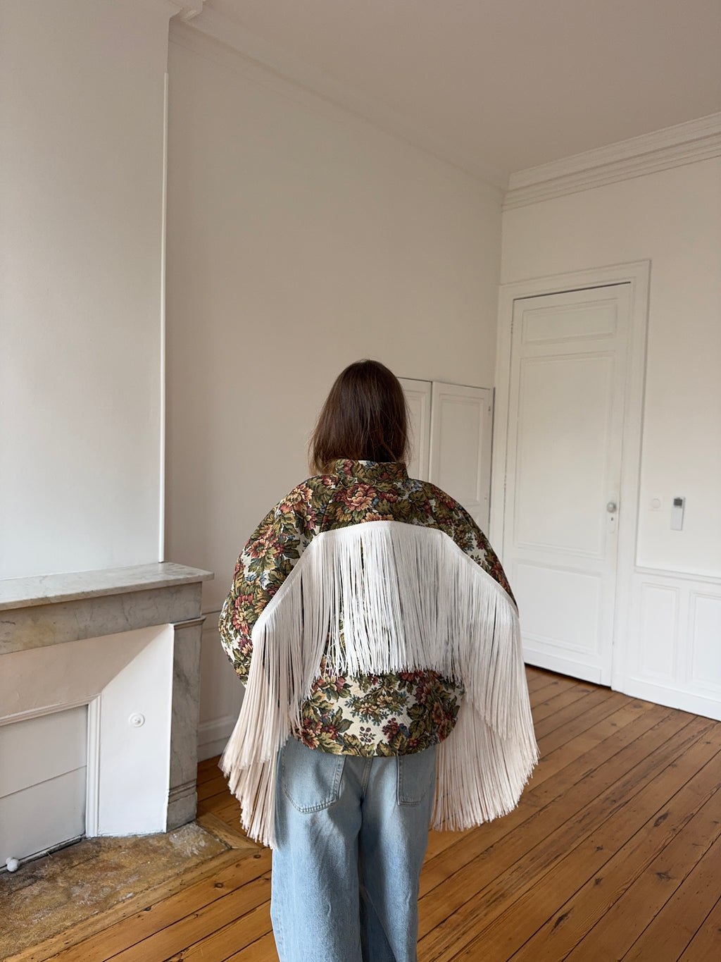 Veste upcyclée à fleurs et franges