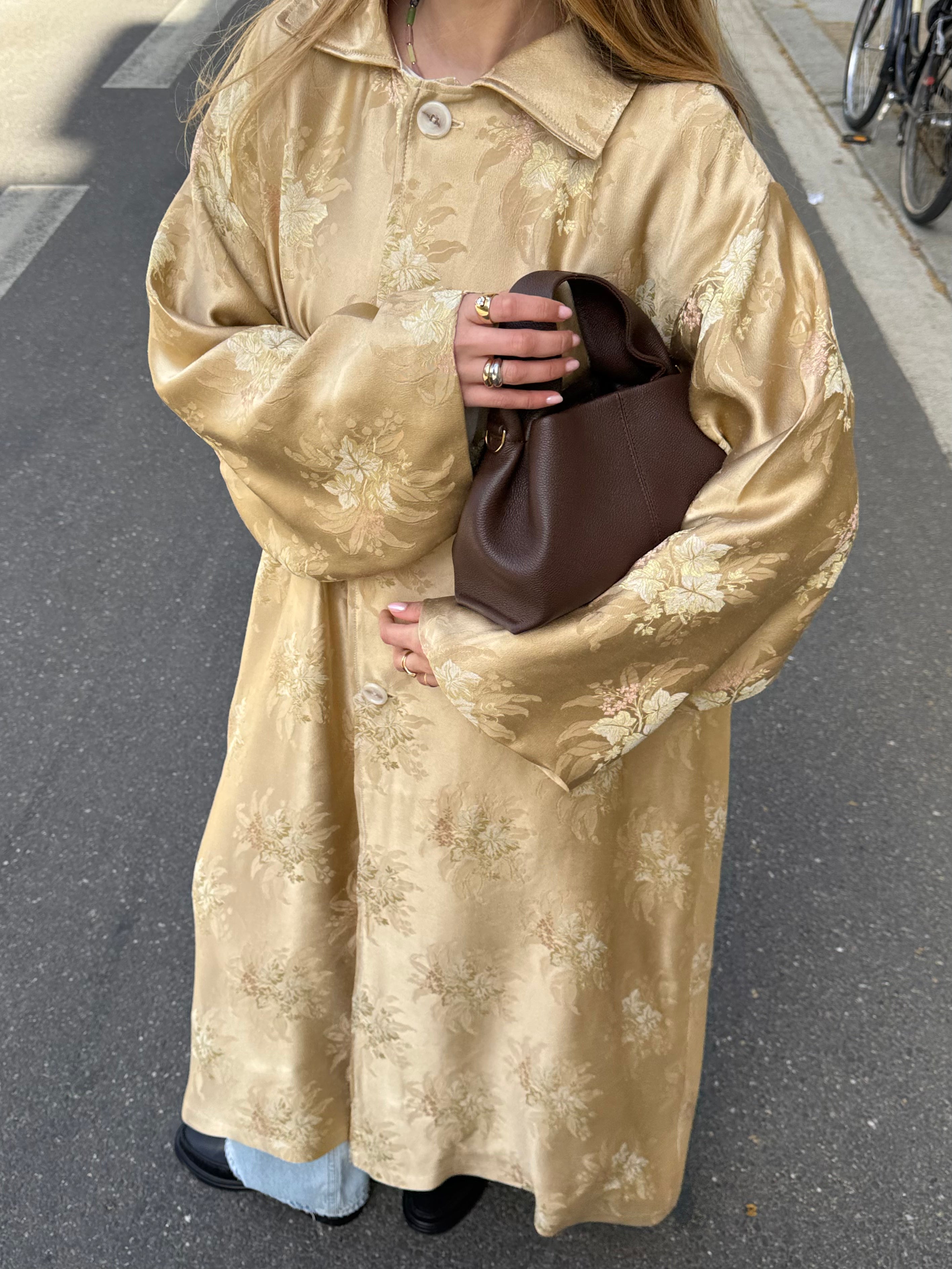 Manteau long upcyclé satiné doré à motifs vintage