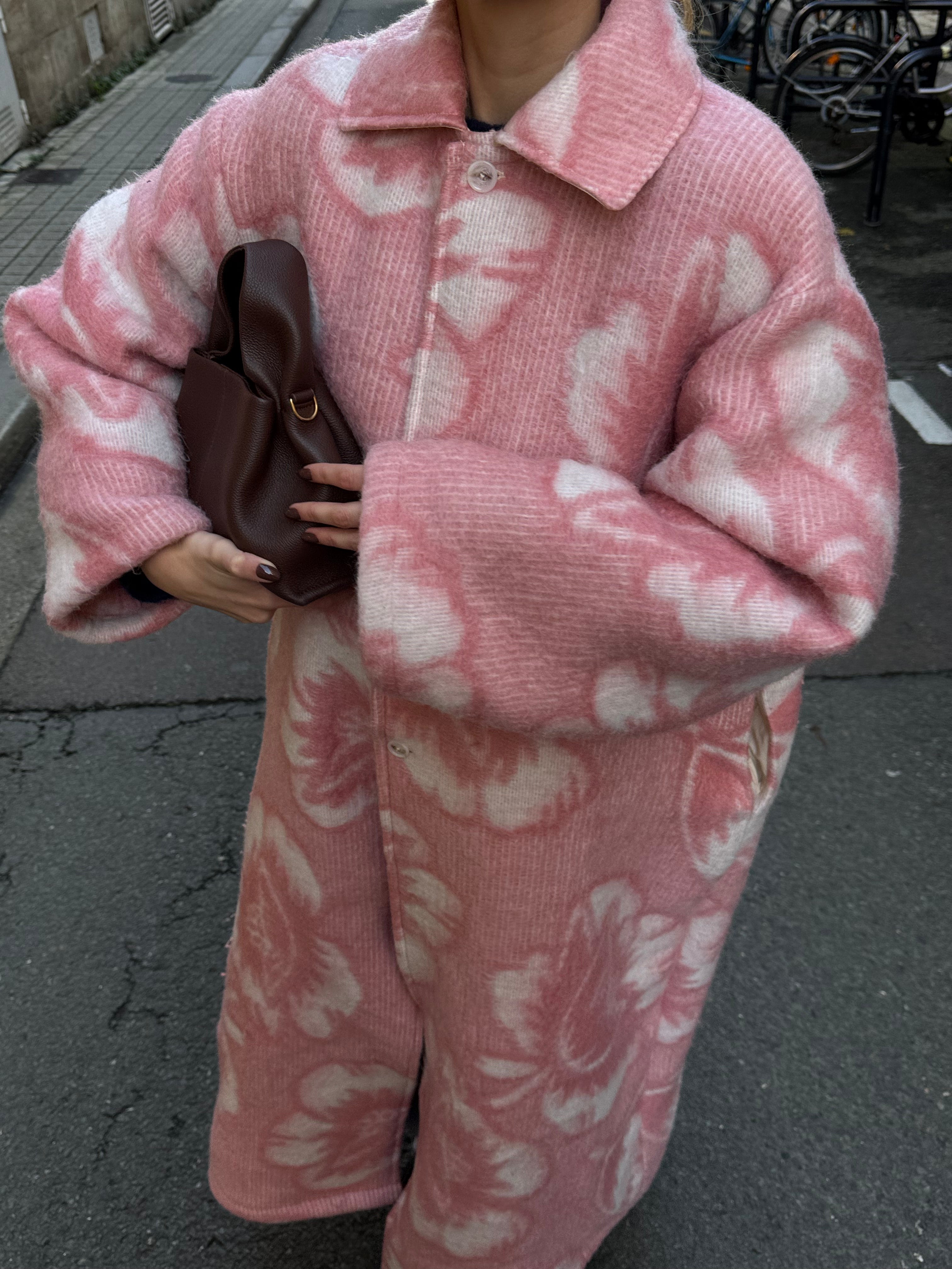 Manteau long upcyclé laine rose à motifs vintage