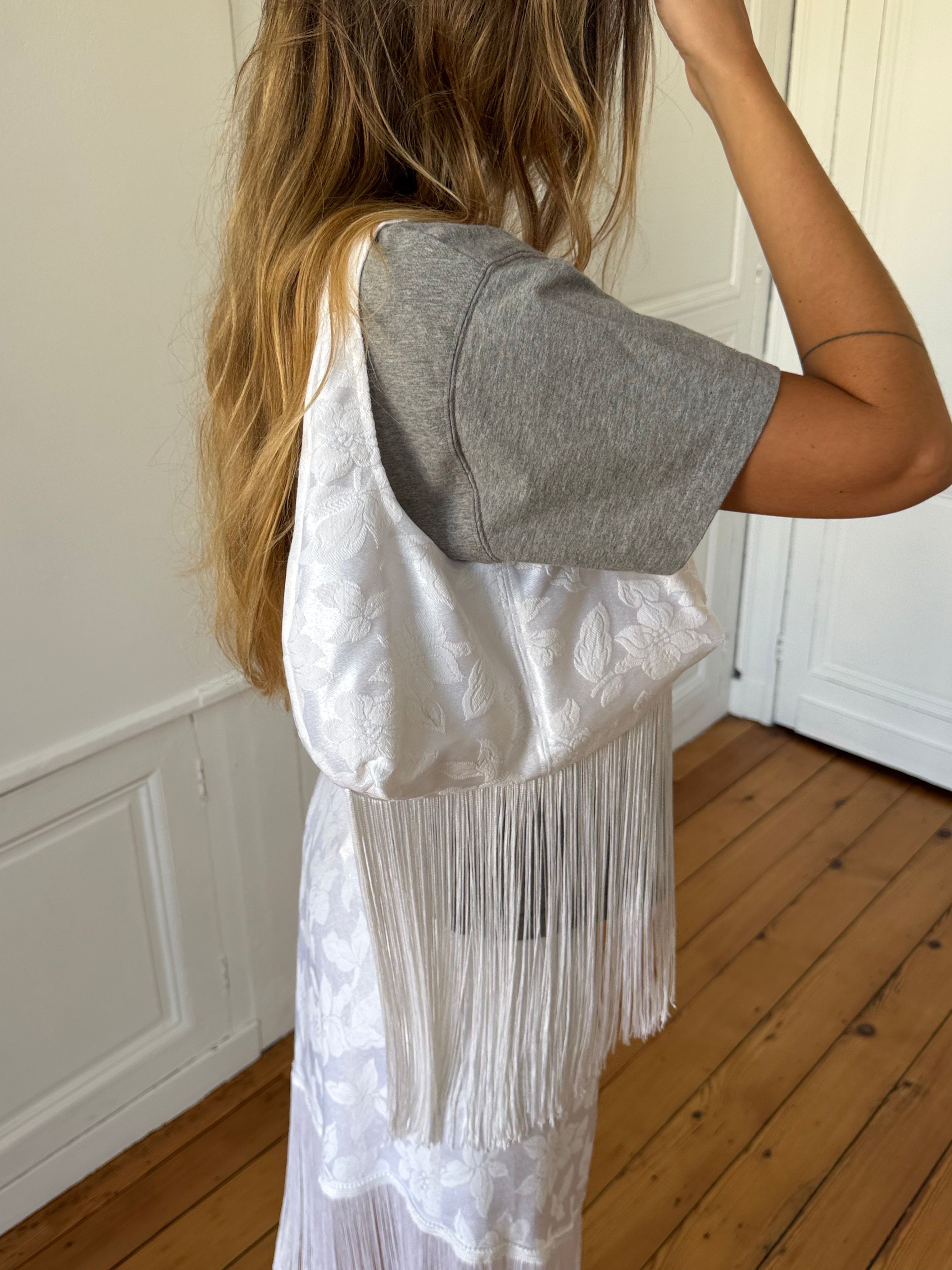 Sac upcyclé satiné blanc et franges
