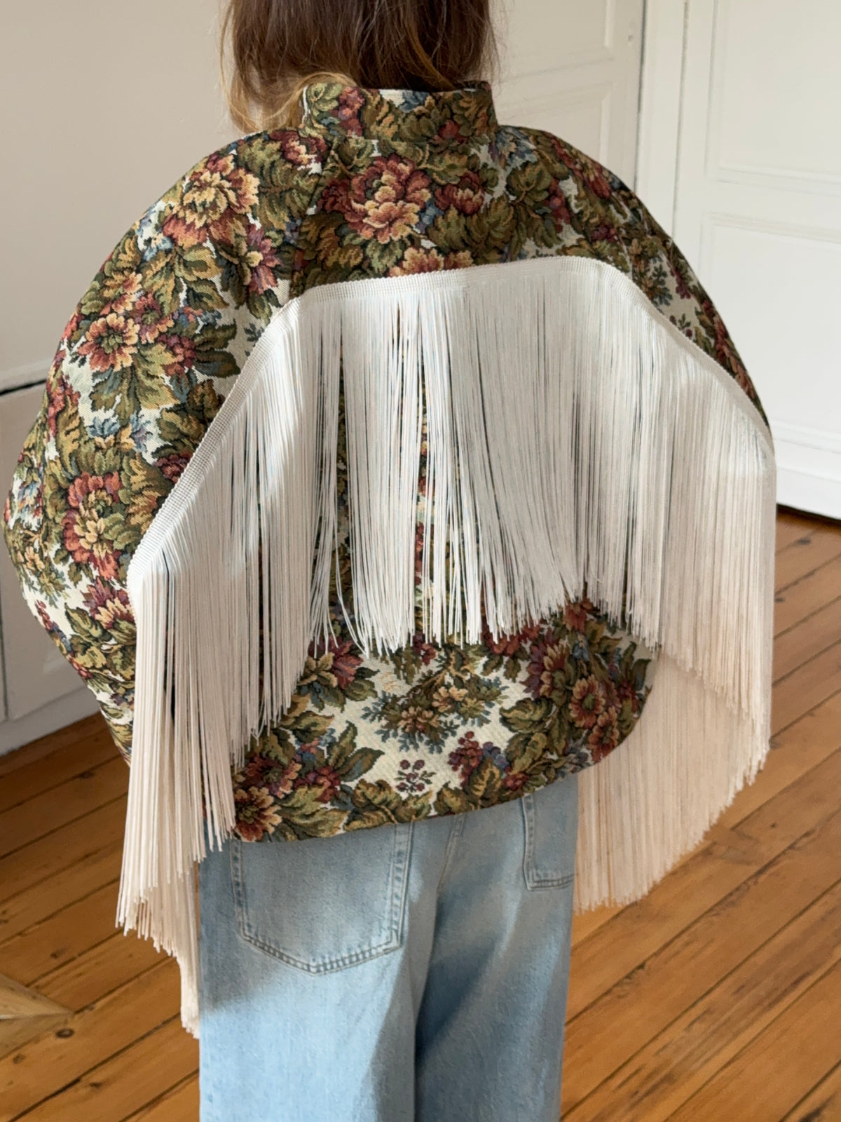 Veste upcyclée à fleurs et franges