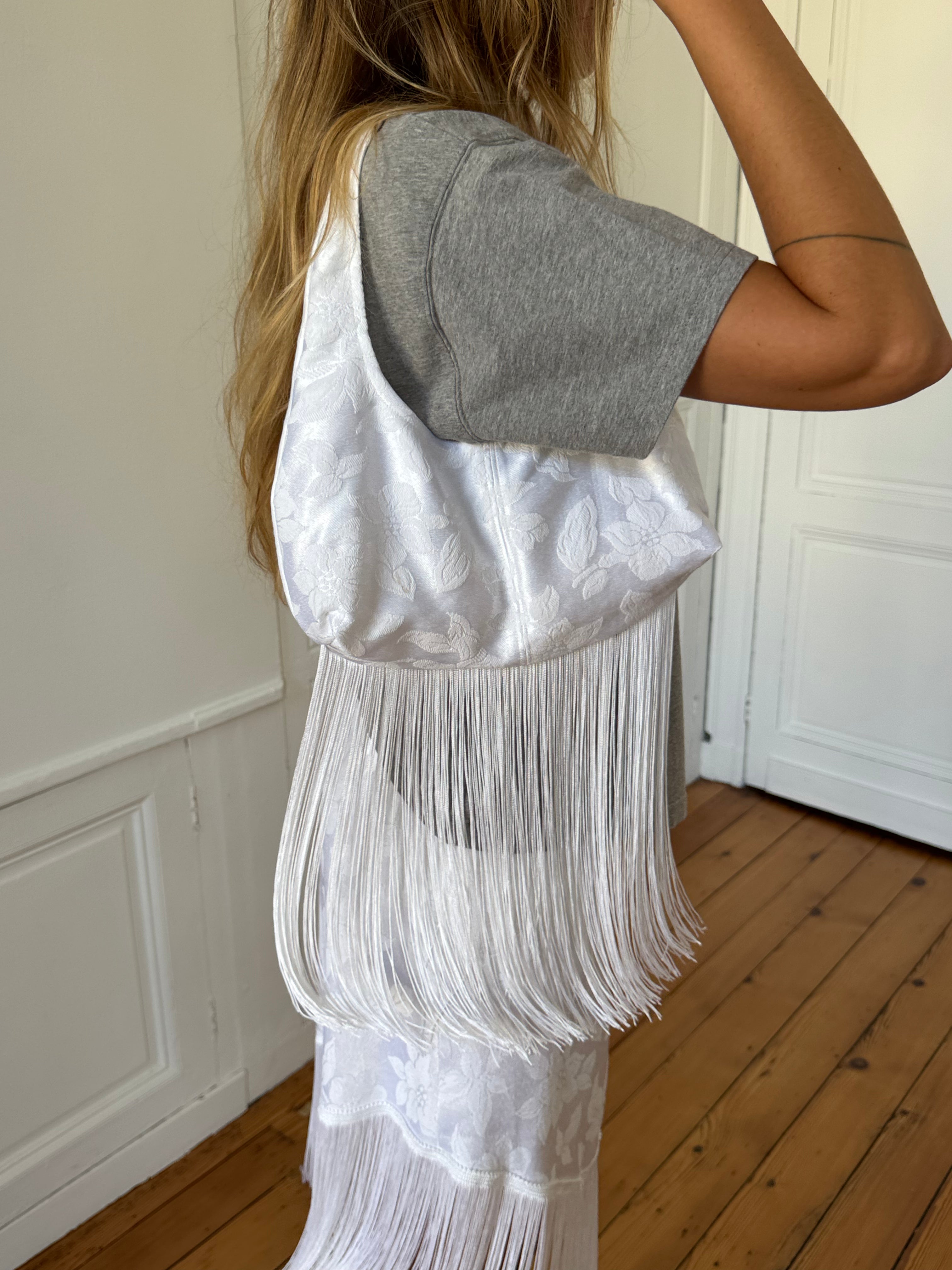 Sac upcyclé satiné blanc et franges