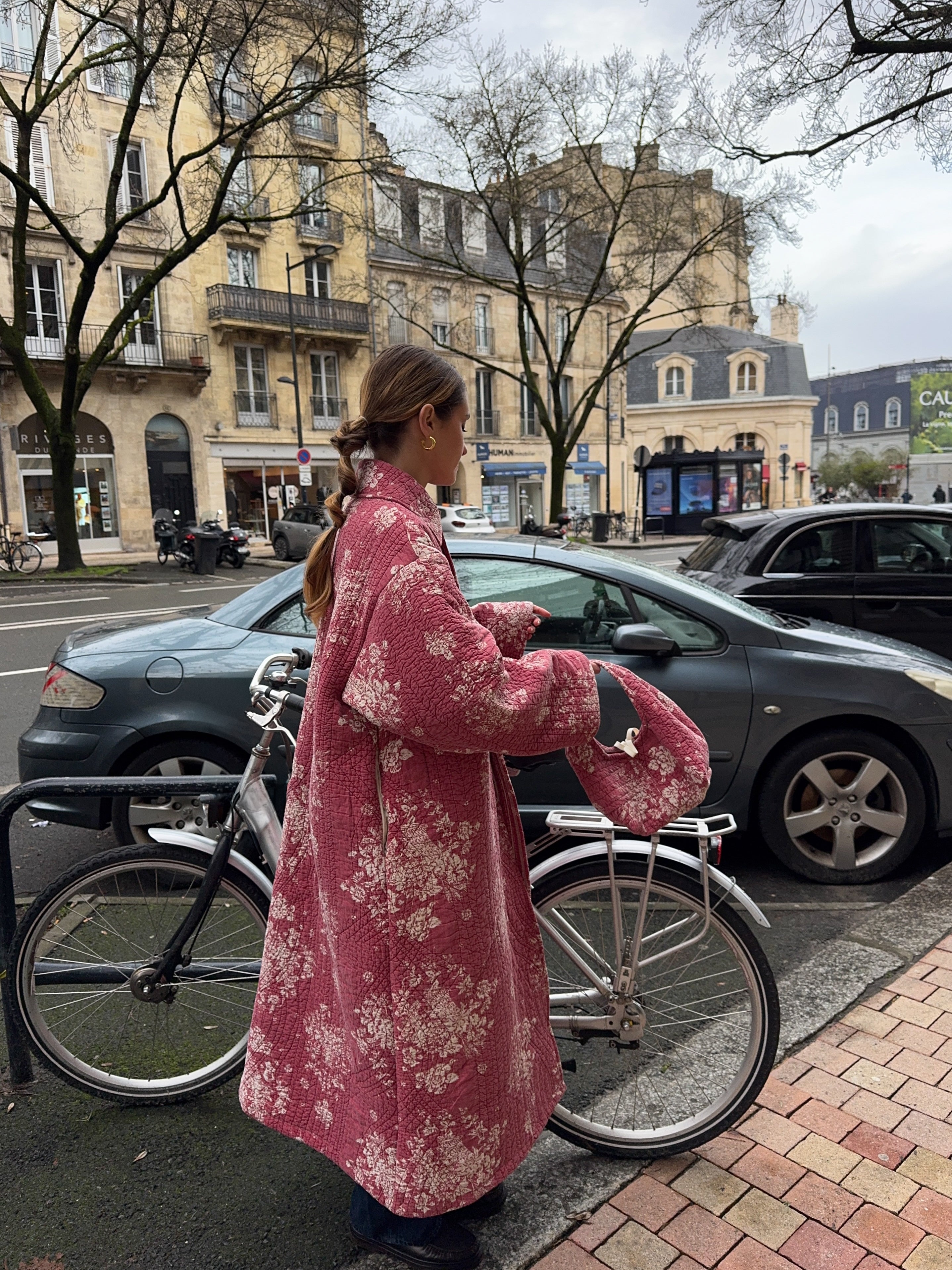 Manteau long upcyclé matelassé rouge à motifs vintage