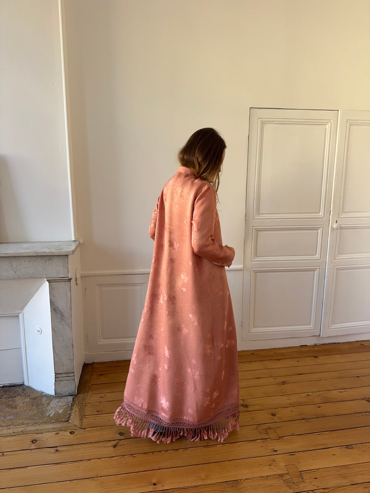 Veste longue upcyclée satinée rosée et franges - S/M