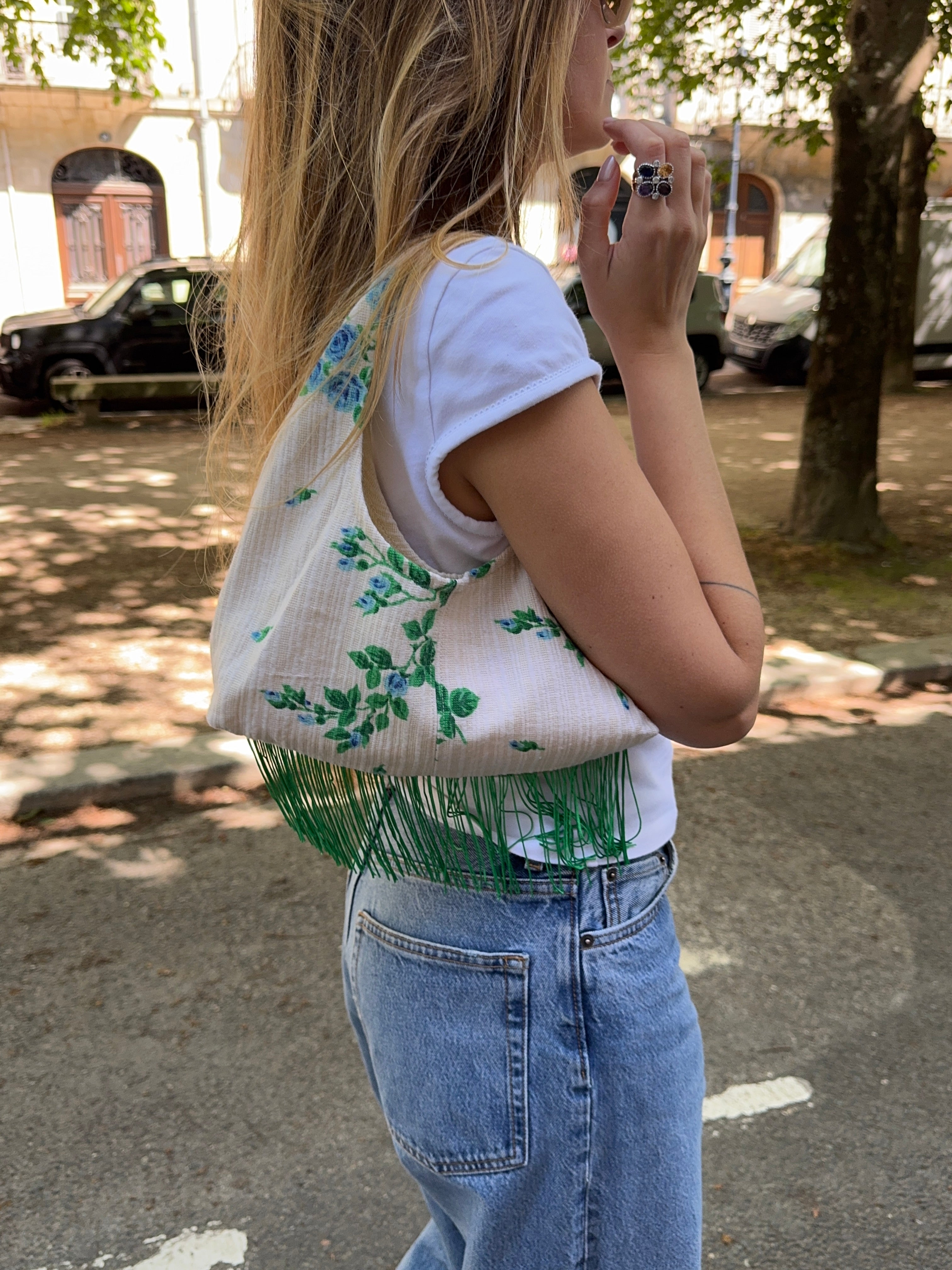 Sac upcyclé crème à fleurs et franges vintage - petit