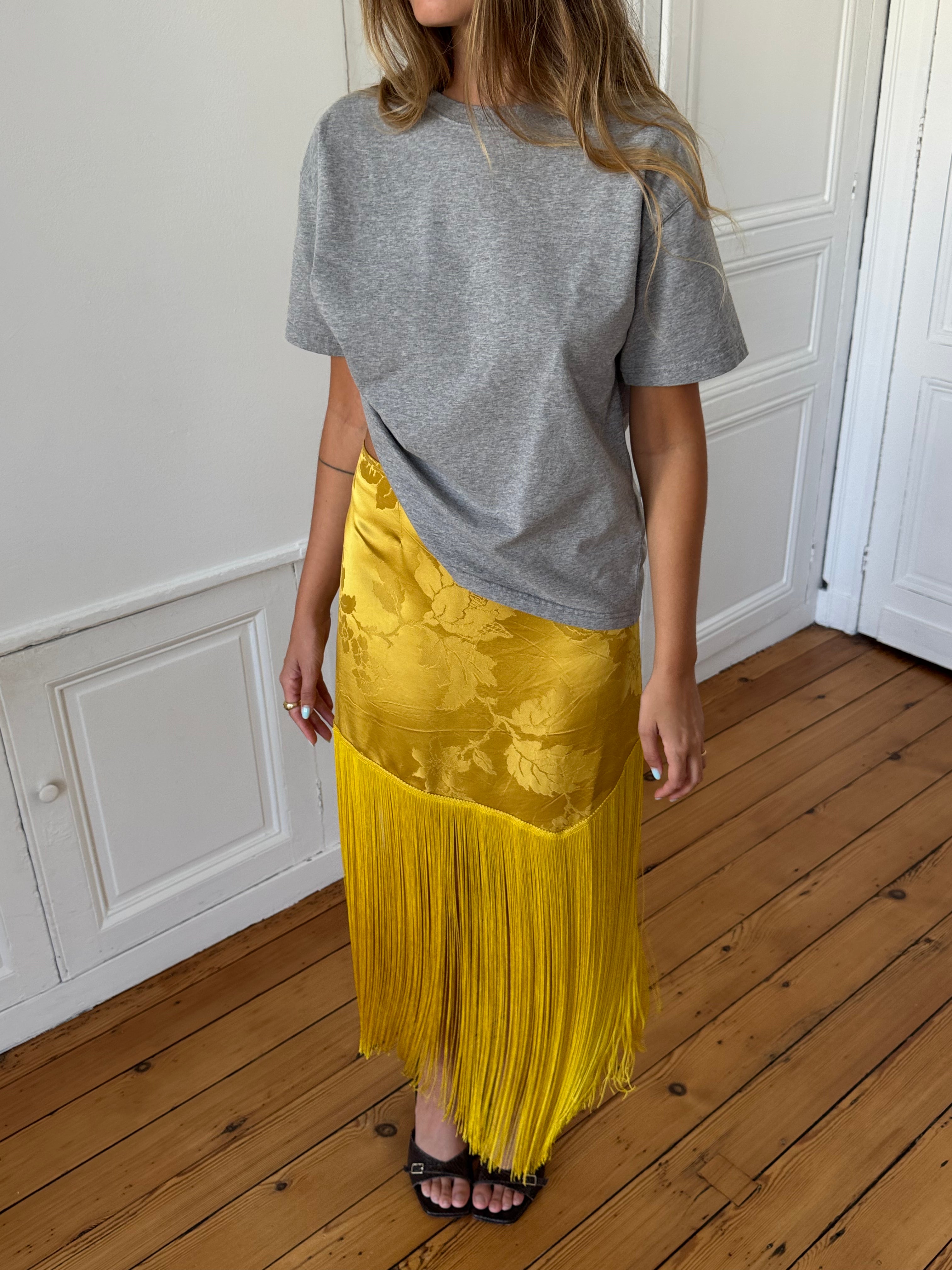 Jupe longue upcyclée satinée jaune et franges