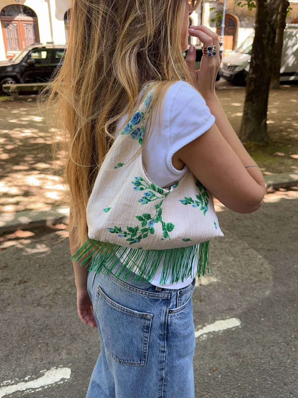 Sac upcyclé crème à fleurs et franges vintage - petit