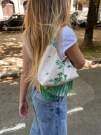 Sac upcyclé crème à fleurs et franges vintage - petit