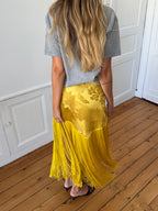 Jupe longue upcyclée satinée jaune et franges
