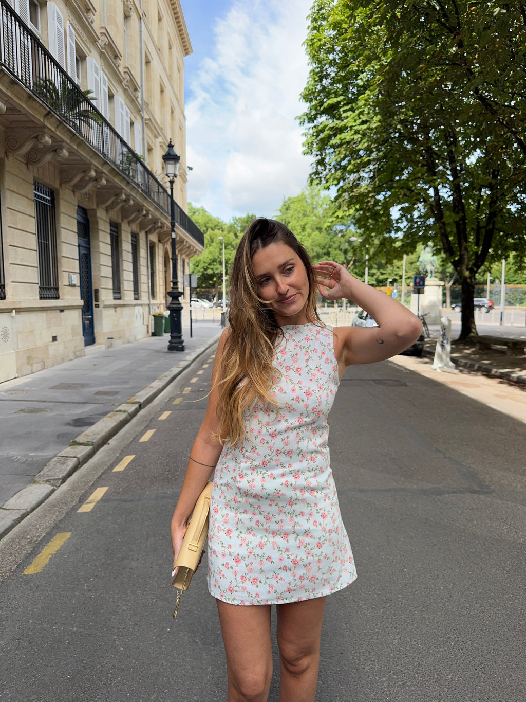 Robe dos nu upcyclée ciel pastel à fleurs vintage