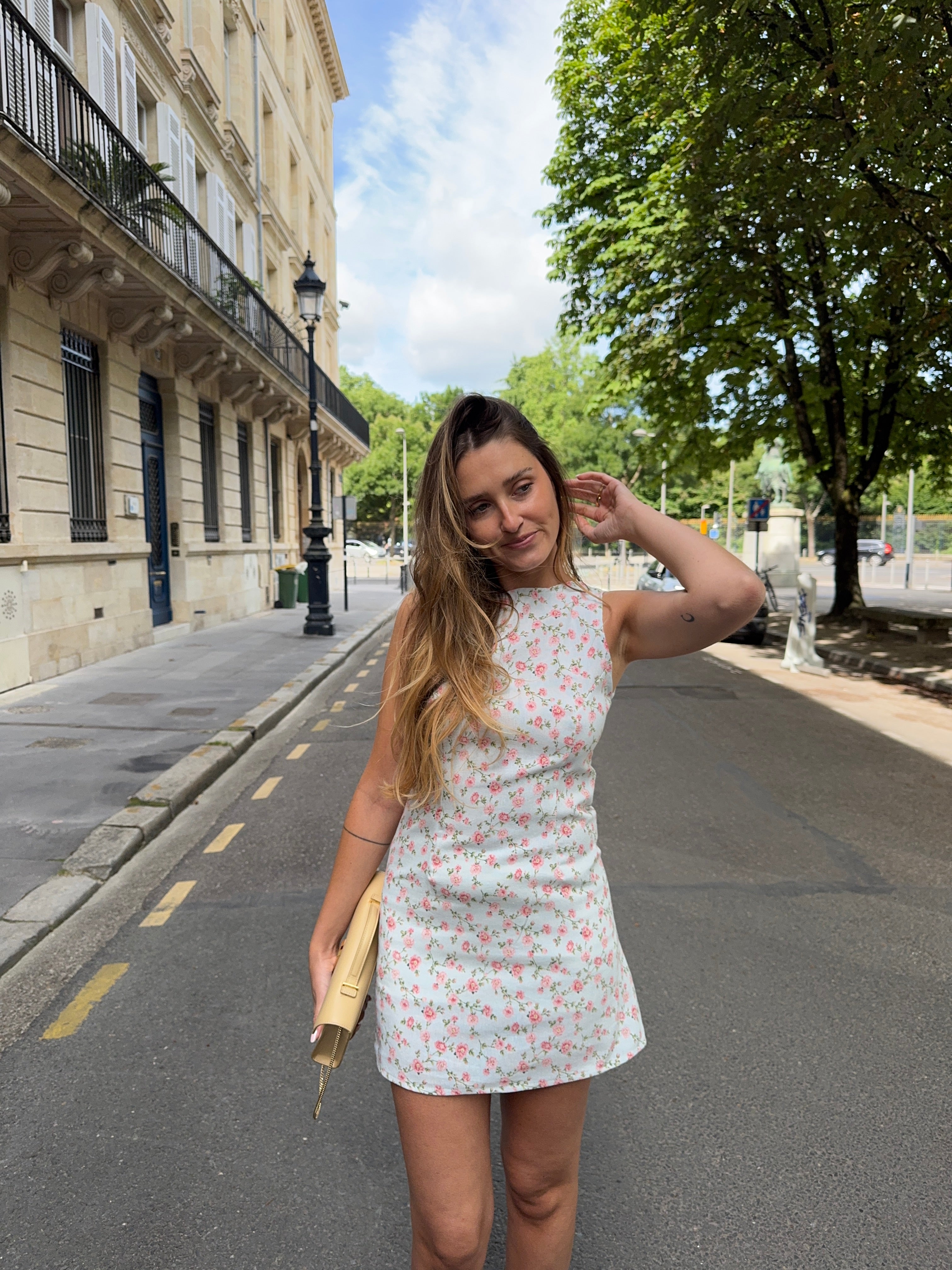 Robe dos nu upcyclée ciel pastel à fleurs vintage