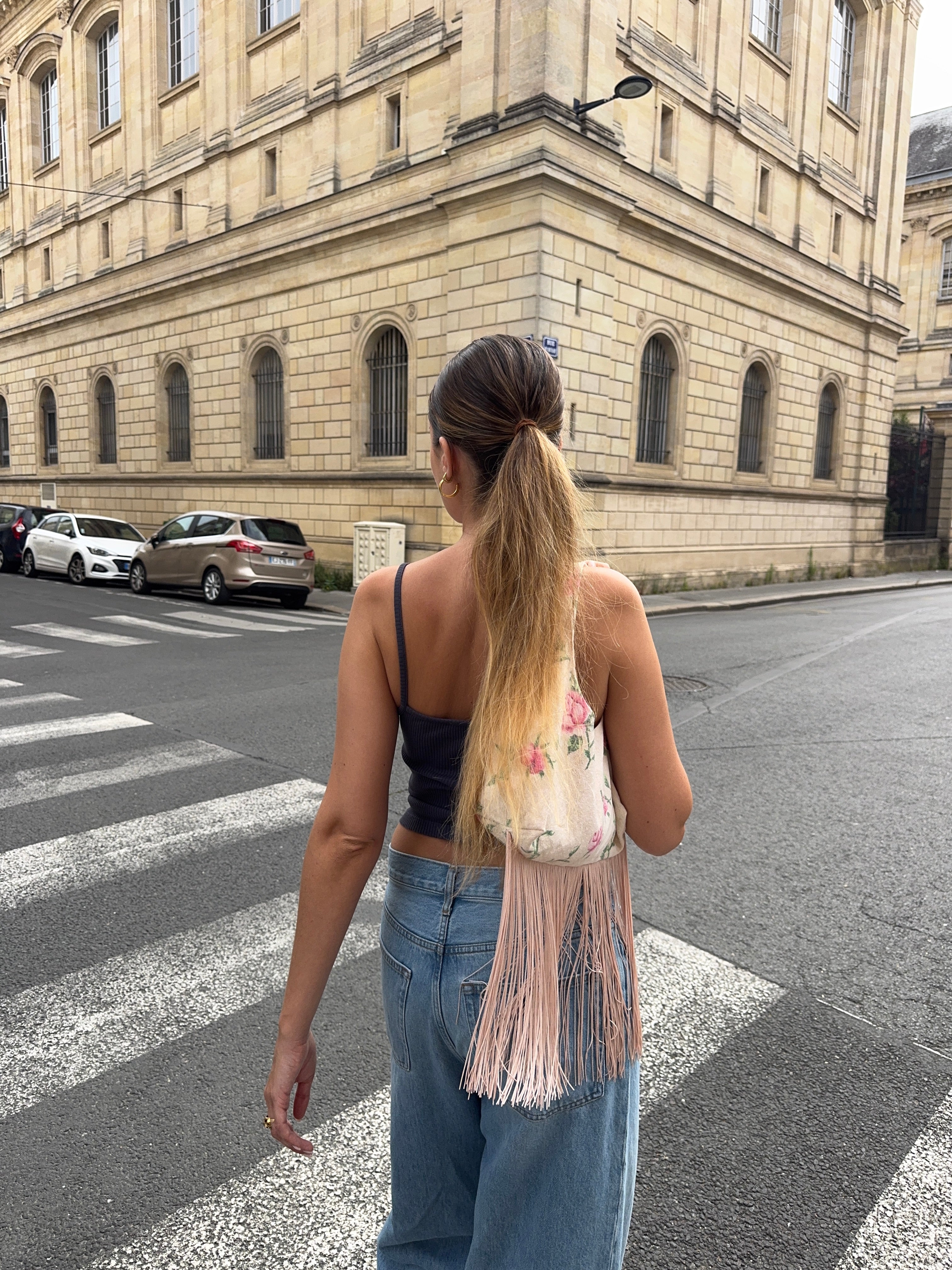 Sac upcyclé crème à fleurs et franges vintage - petit