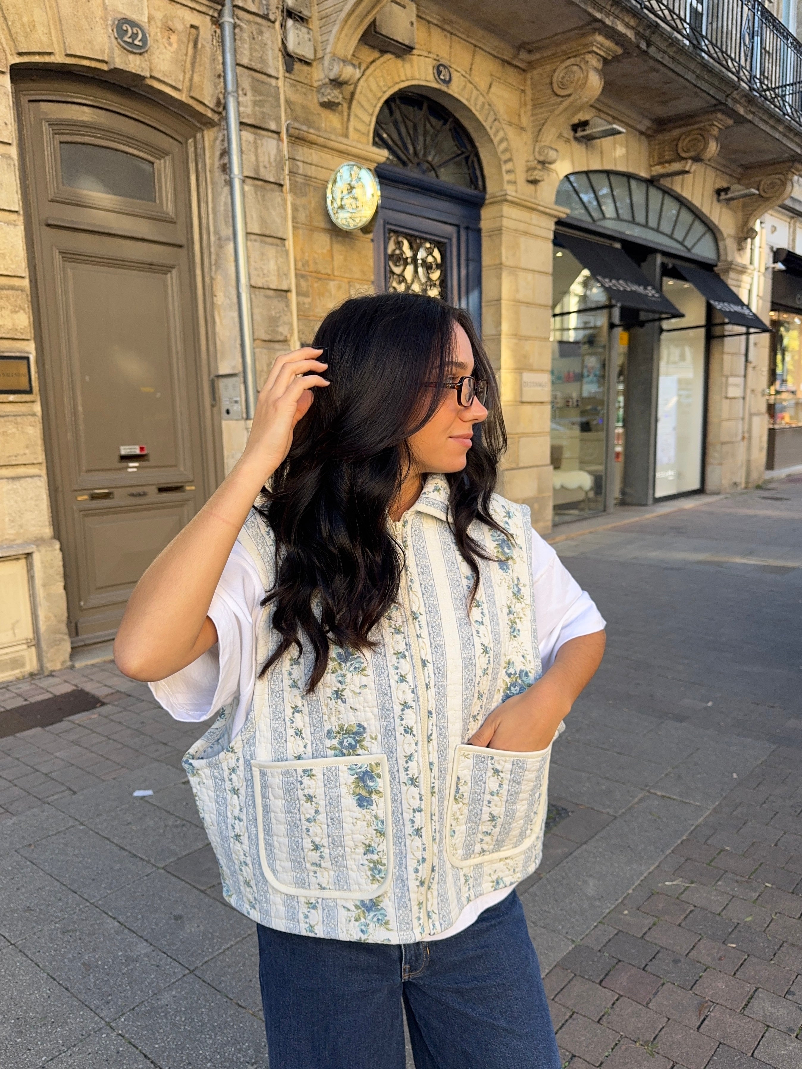 Veste sans manches upcyclée matelassée blanche à motifs bleus