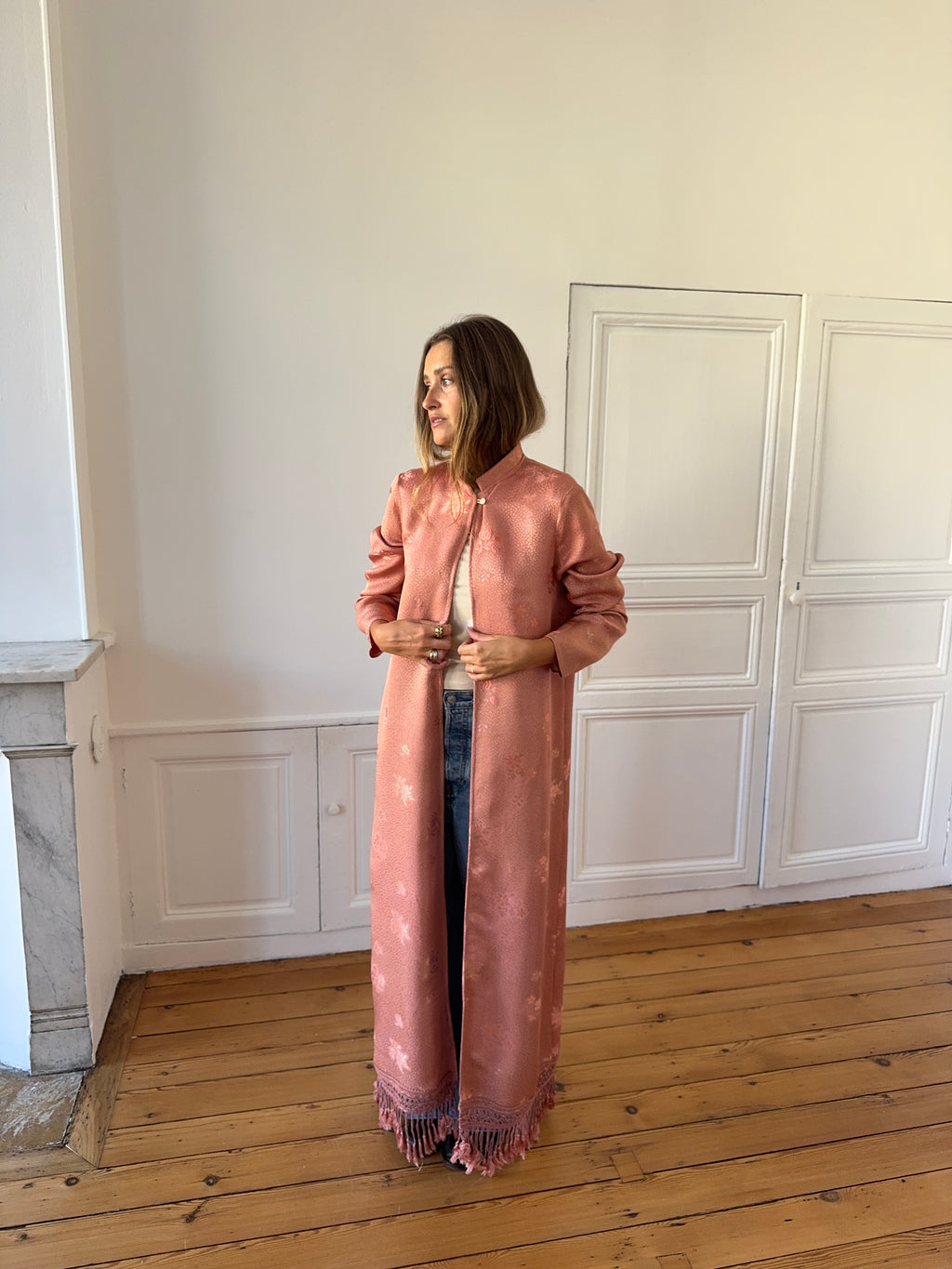 Veste longue upcyclée satinée rosée et franges - S/M
