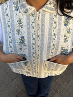 Veste sans manches upcyclée matelassée blanche à motifs bleus