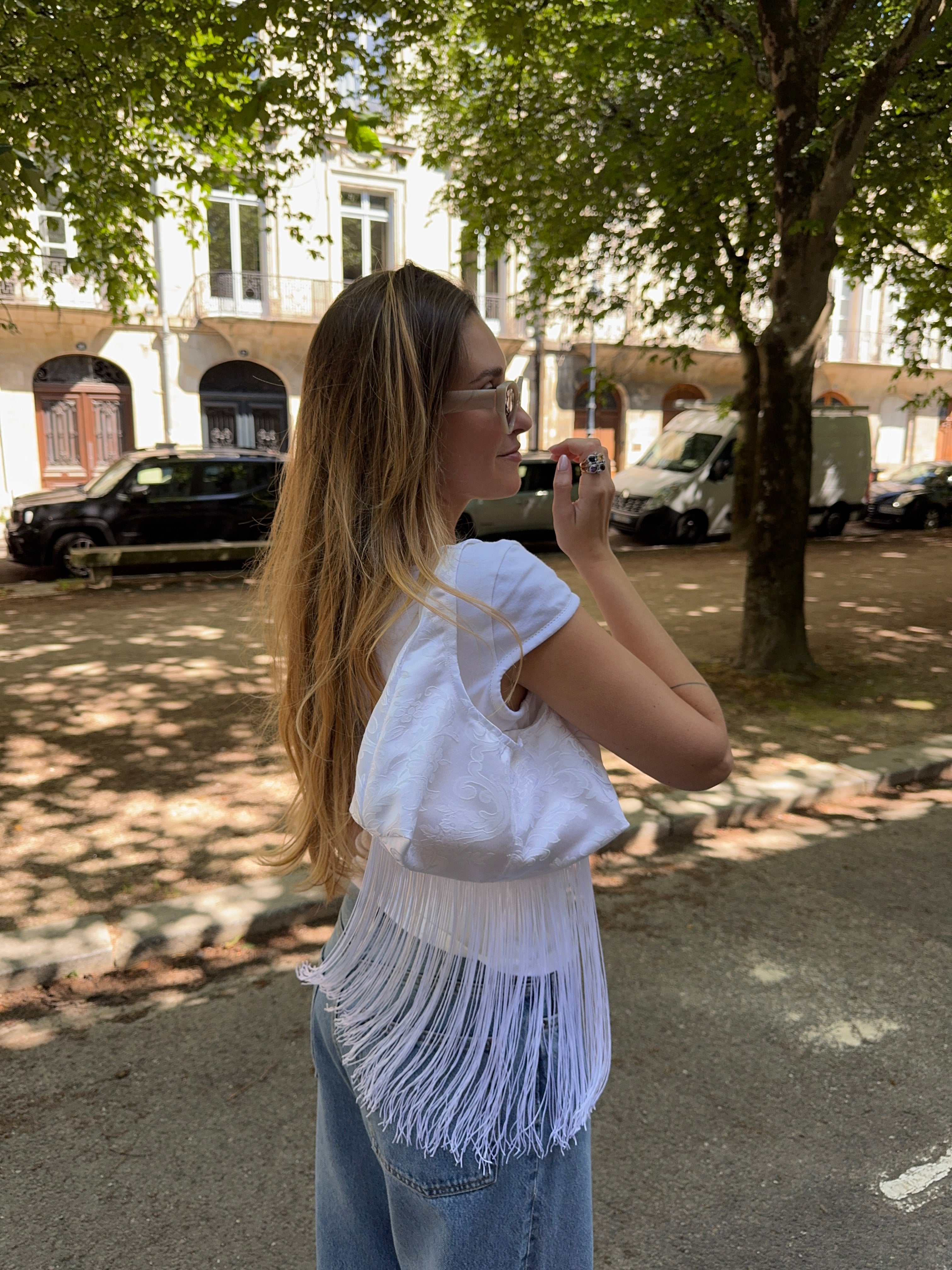 Sac upcyclé satiné blanc à motifs et franges vintage - petit