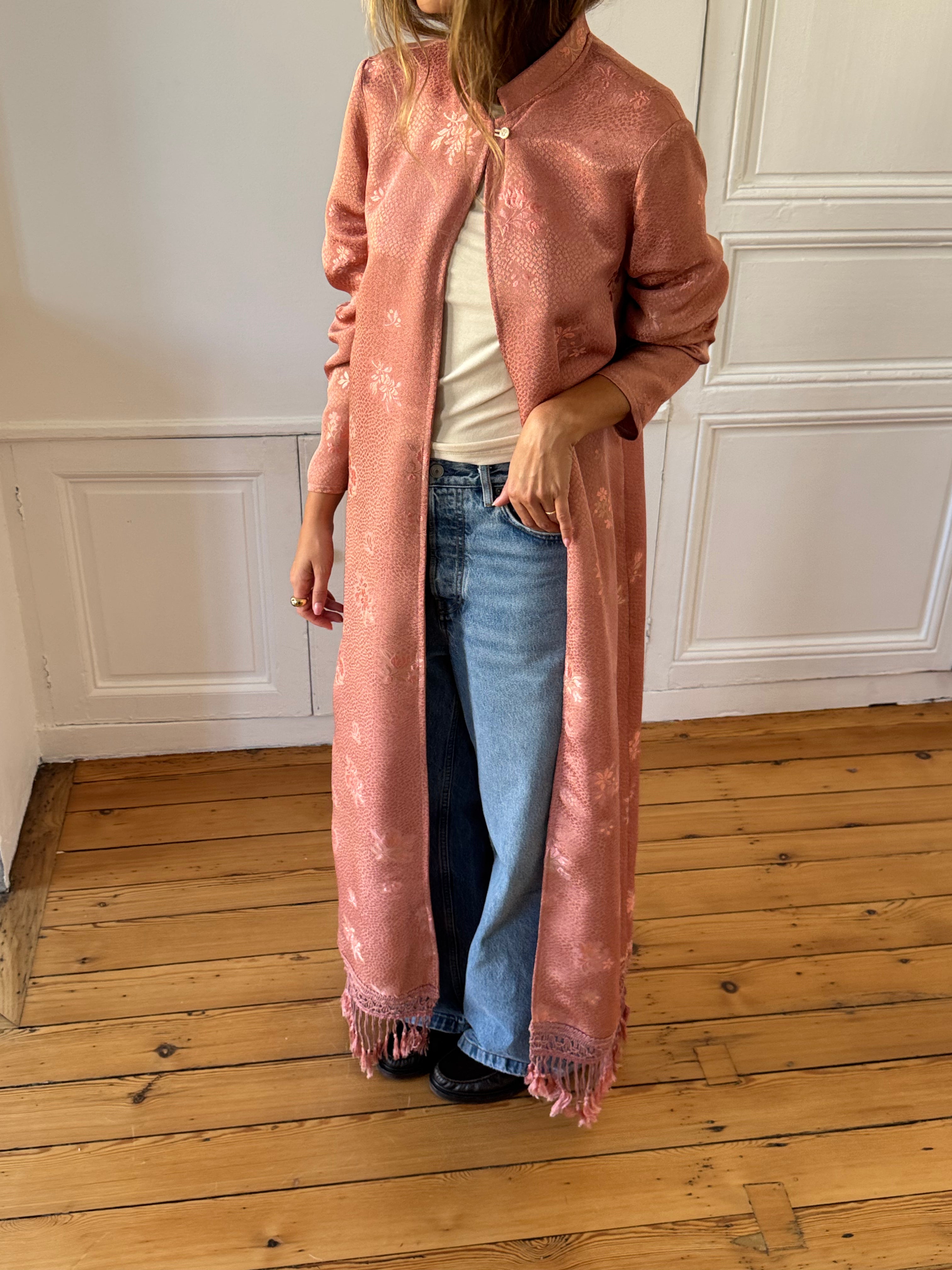 Veste longue upcyclée satinée rosée et franges - S/M